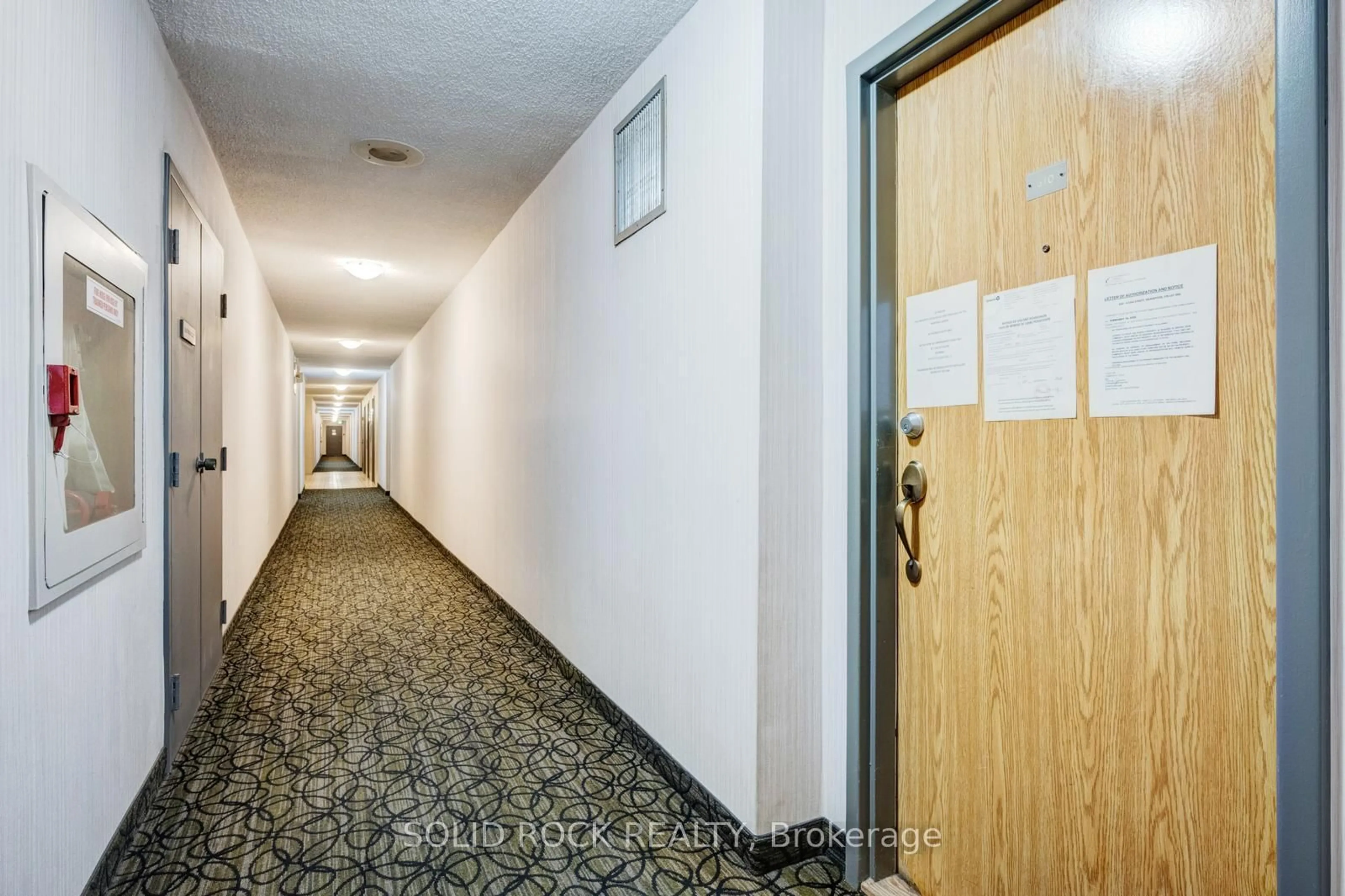 Indoor foyer for 4 Lisa St #610, Brampton Ontario L6T 4B6
