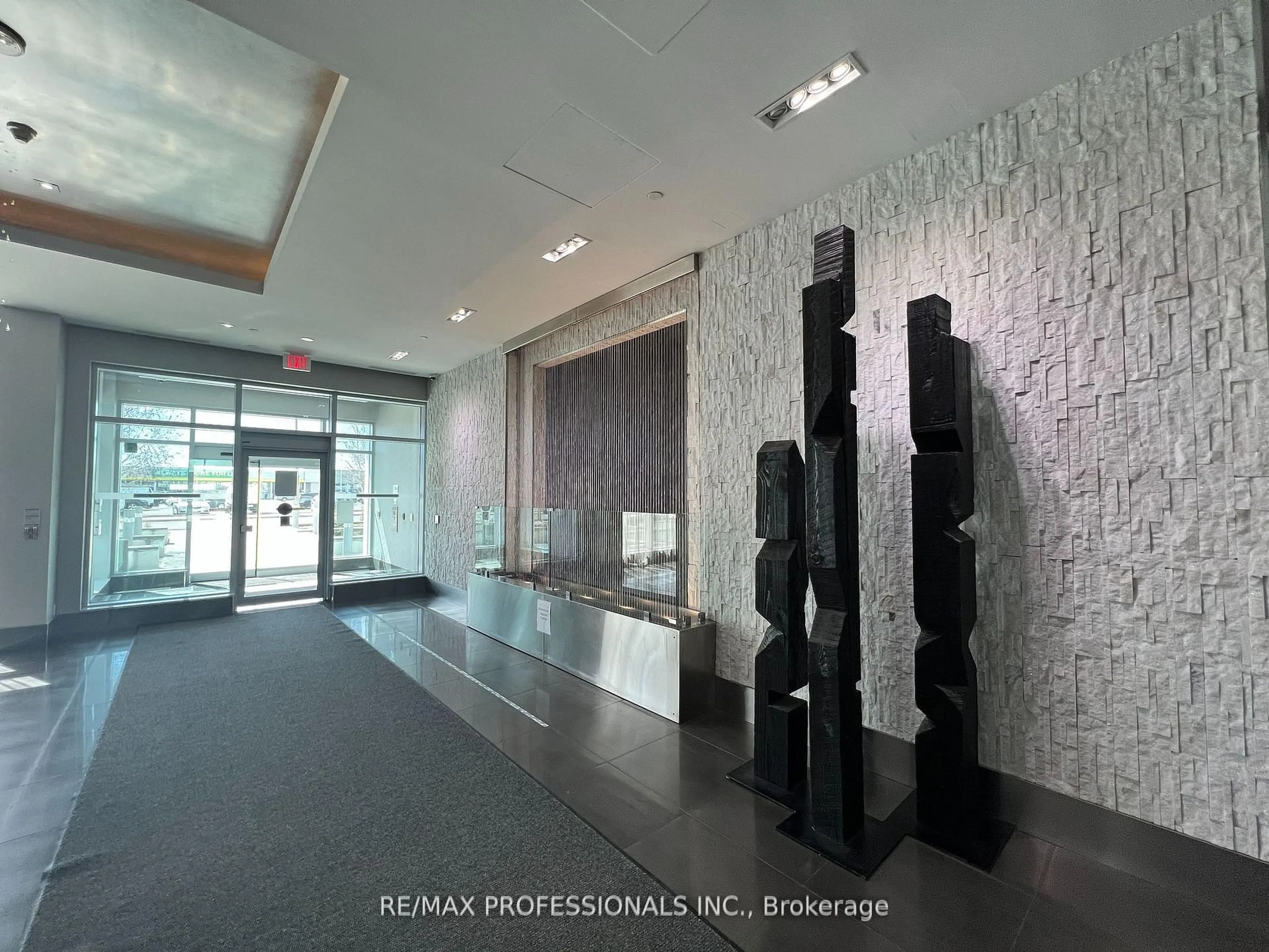 Indoor foyer for 55 Speers Rd #708, Oakville Ontario L6K 0H9