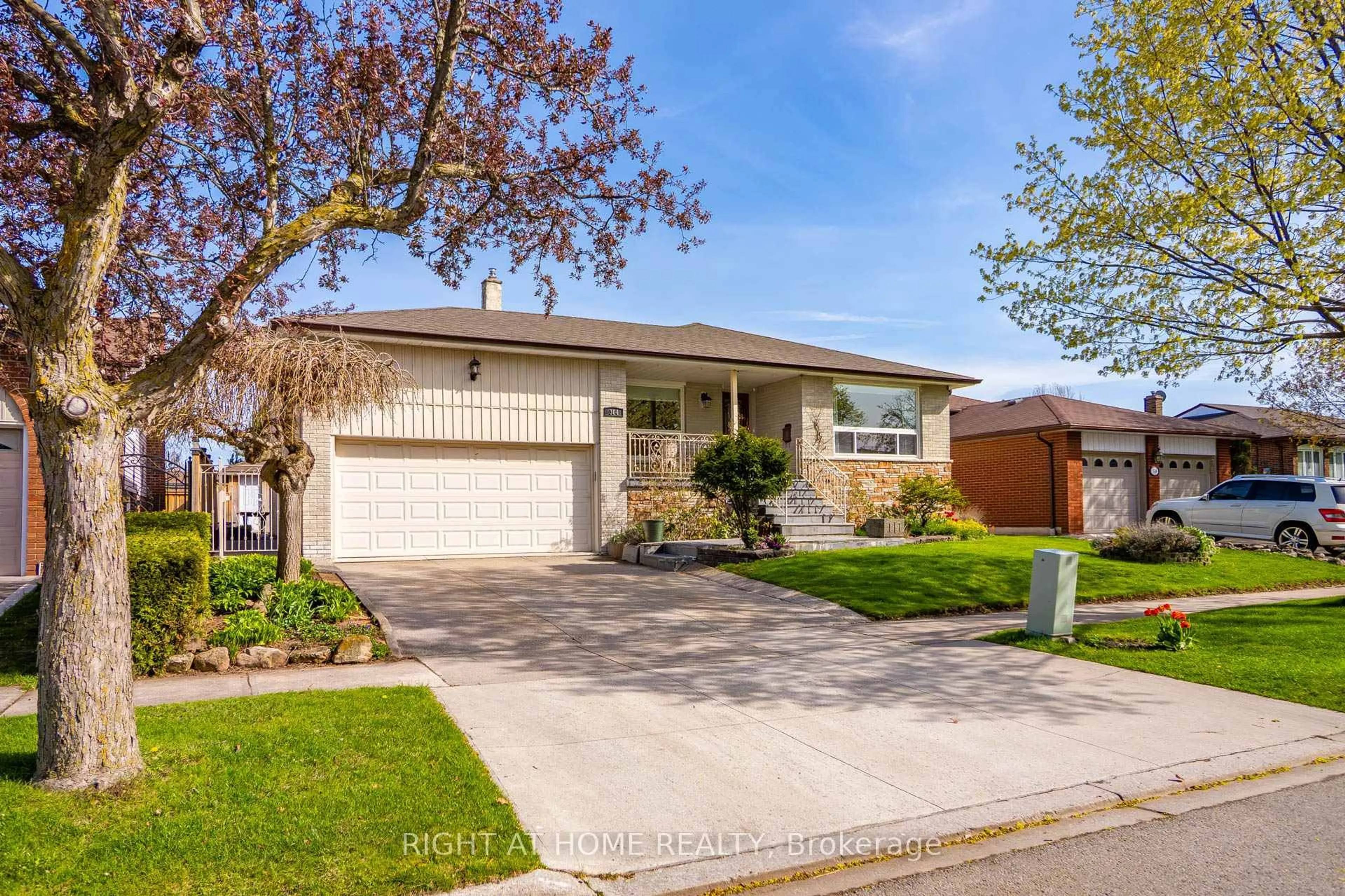 Home with brick exterior material, street for 304 Ulric Cres, Oakville Ontario L6K 3R2