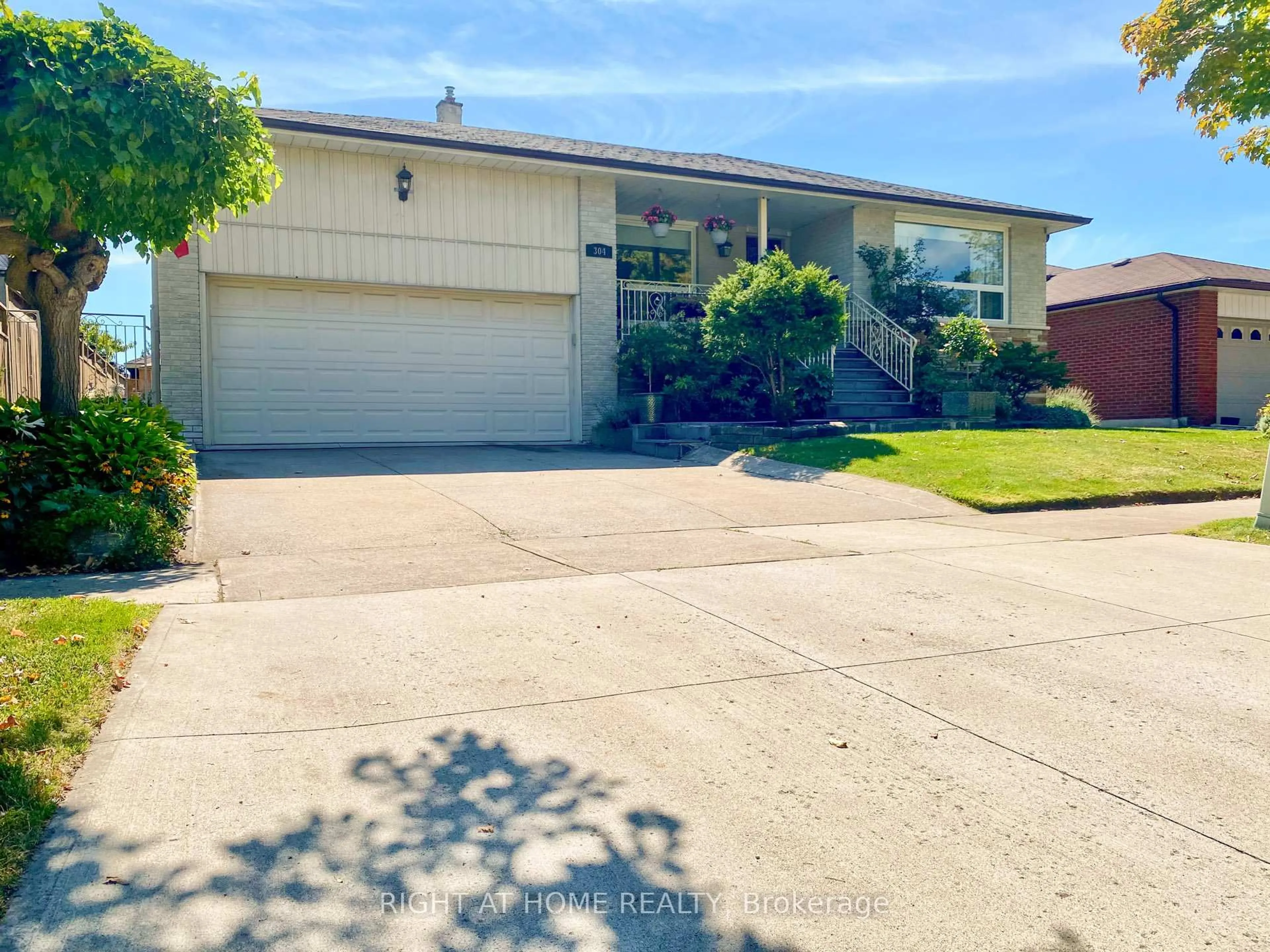 A pic from outside/outdoor area/front of a property/back of a property/a pic from drone, street for 304 Ulric Cres, Oakville Ontario L6K 3R2