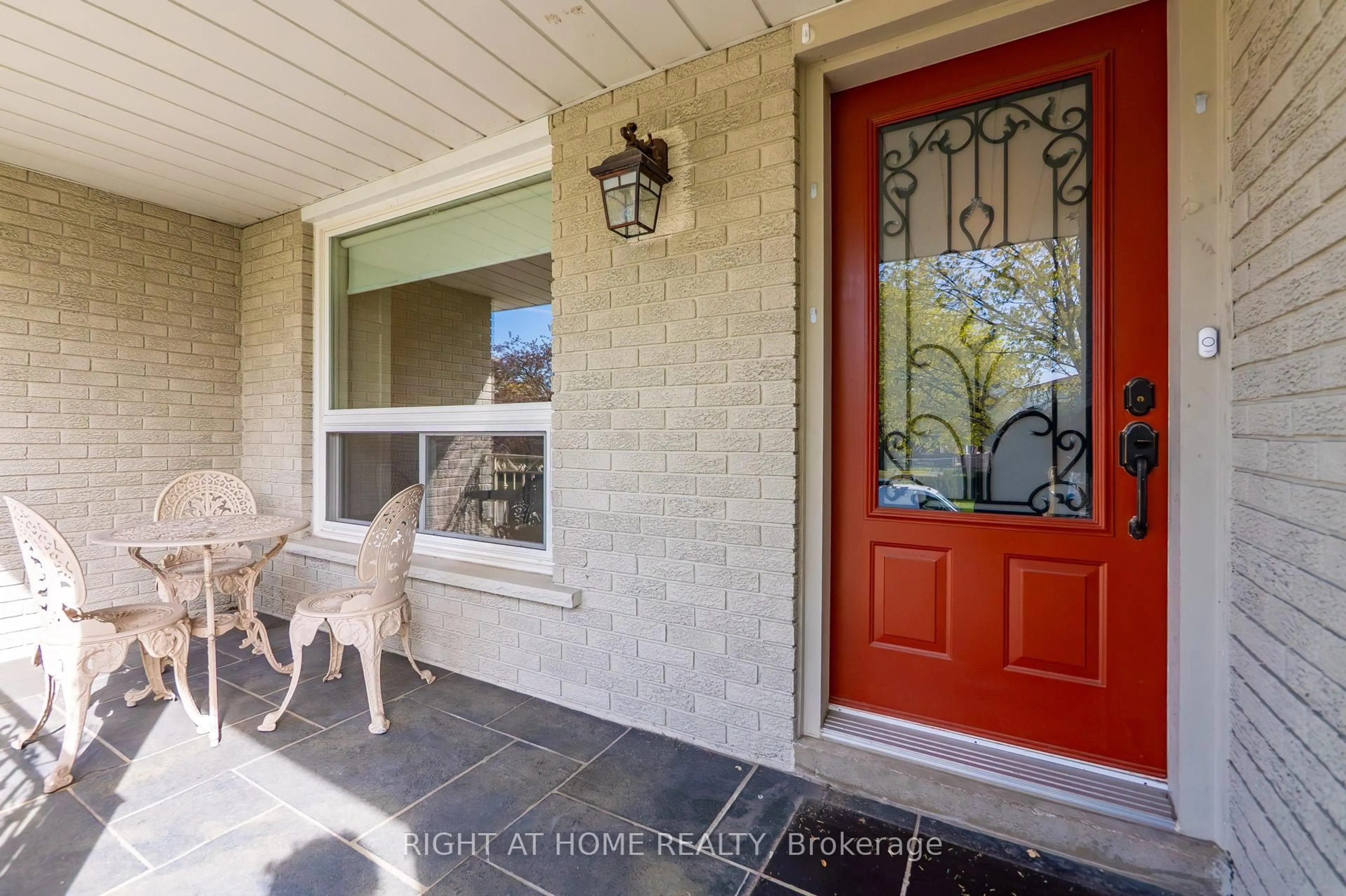 Indoor entryway for 304 Ulric Cres, Oakville Ontario L6K 3R2