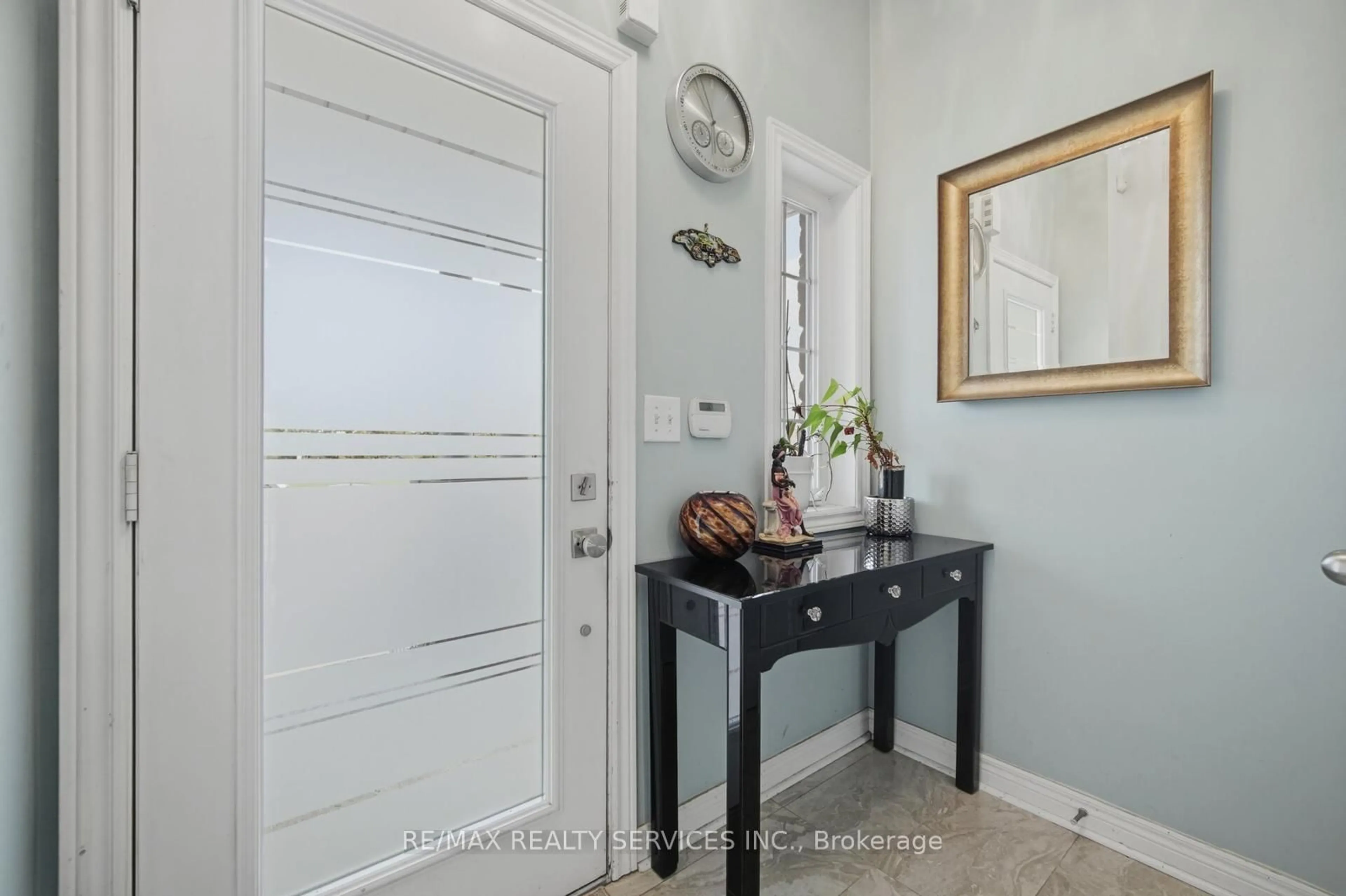 Indoor entryway for 9746 Mclaughlin Rd, Brampton Ontario L6X 0T8