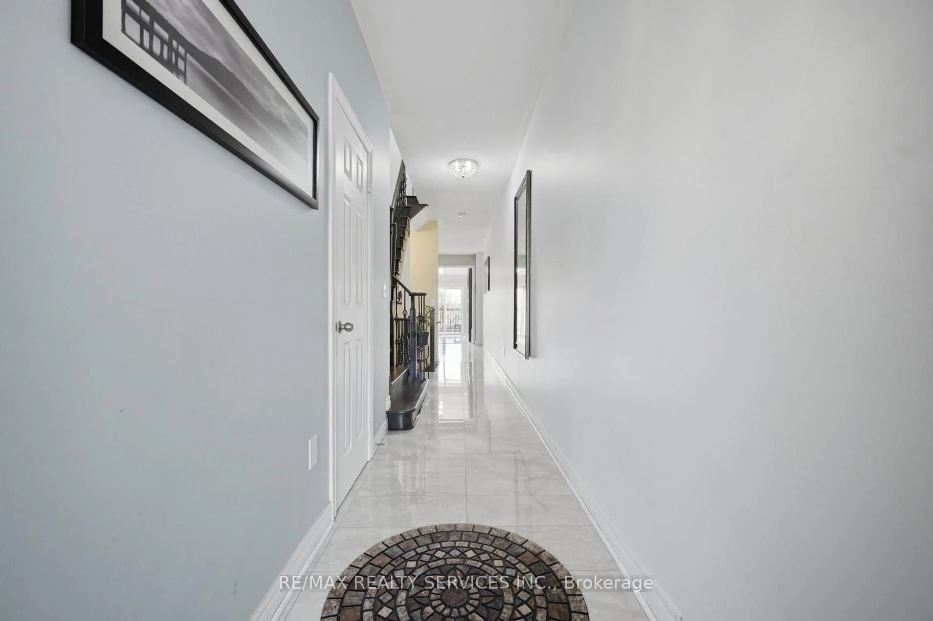 Indoor foyer for 9746 Mclaughlin Rd, Brampton Ontario L6X 0T8