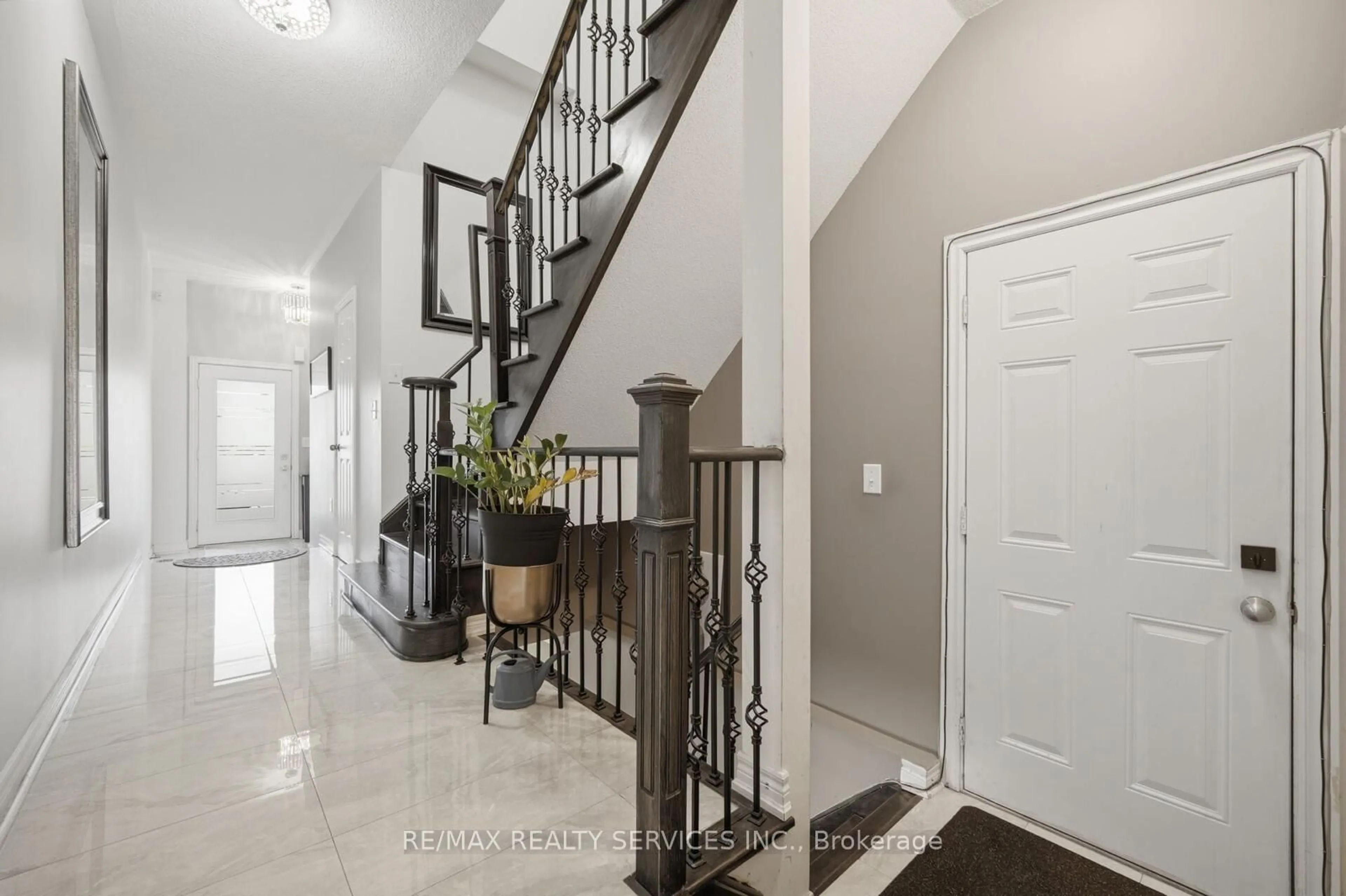 Indoor entryway for 9746 Mclaughlin Rd, Brampton Ontario L6X 0T8