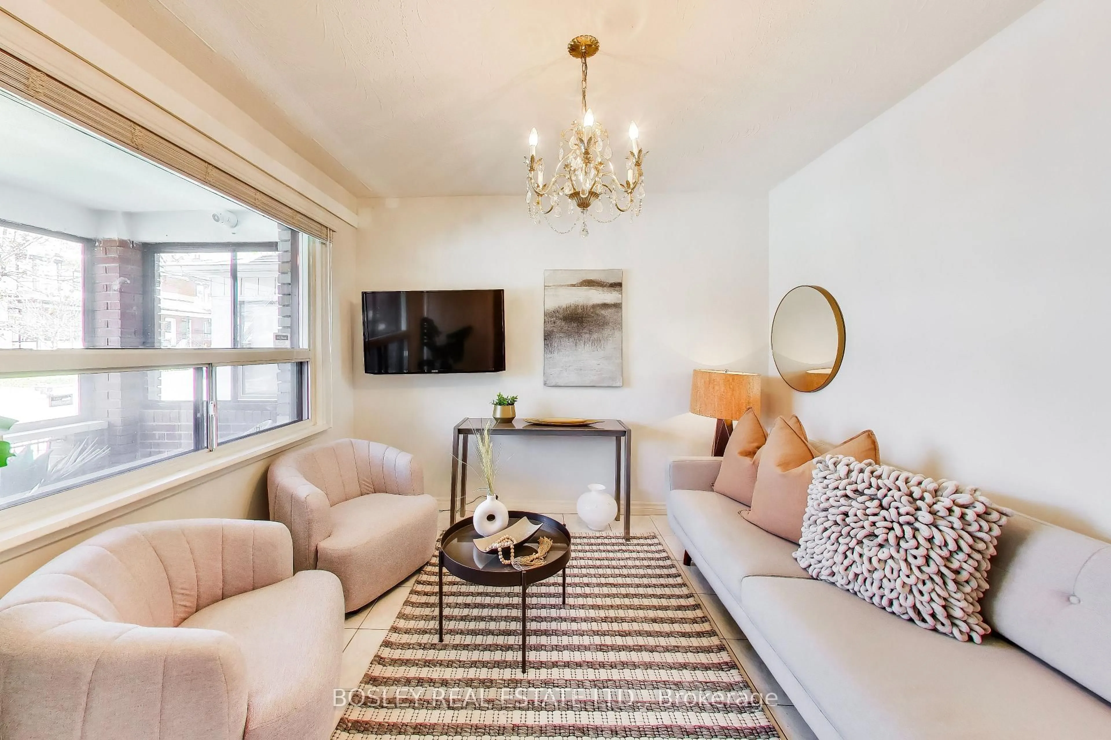 Living room with furniture, carpet floor for 159 Ascot Ave, Toronto Ontario M6E 1G5