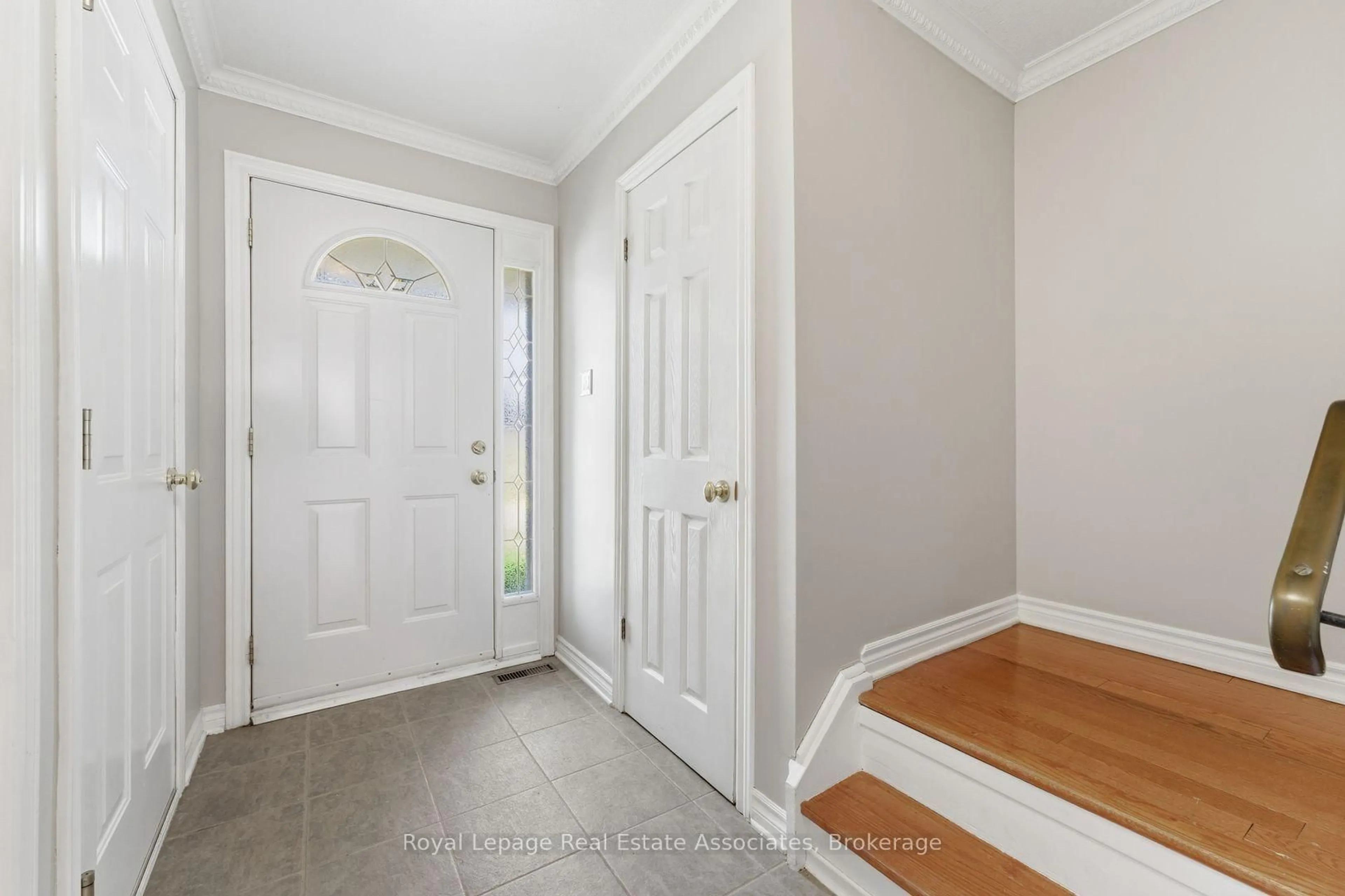 Indoor entryway for 1616 Haig Blvd #5, Mississauga Ontario L5E 3C9