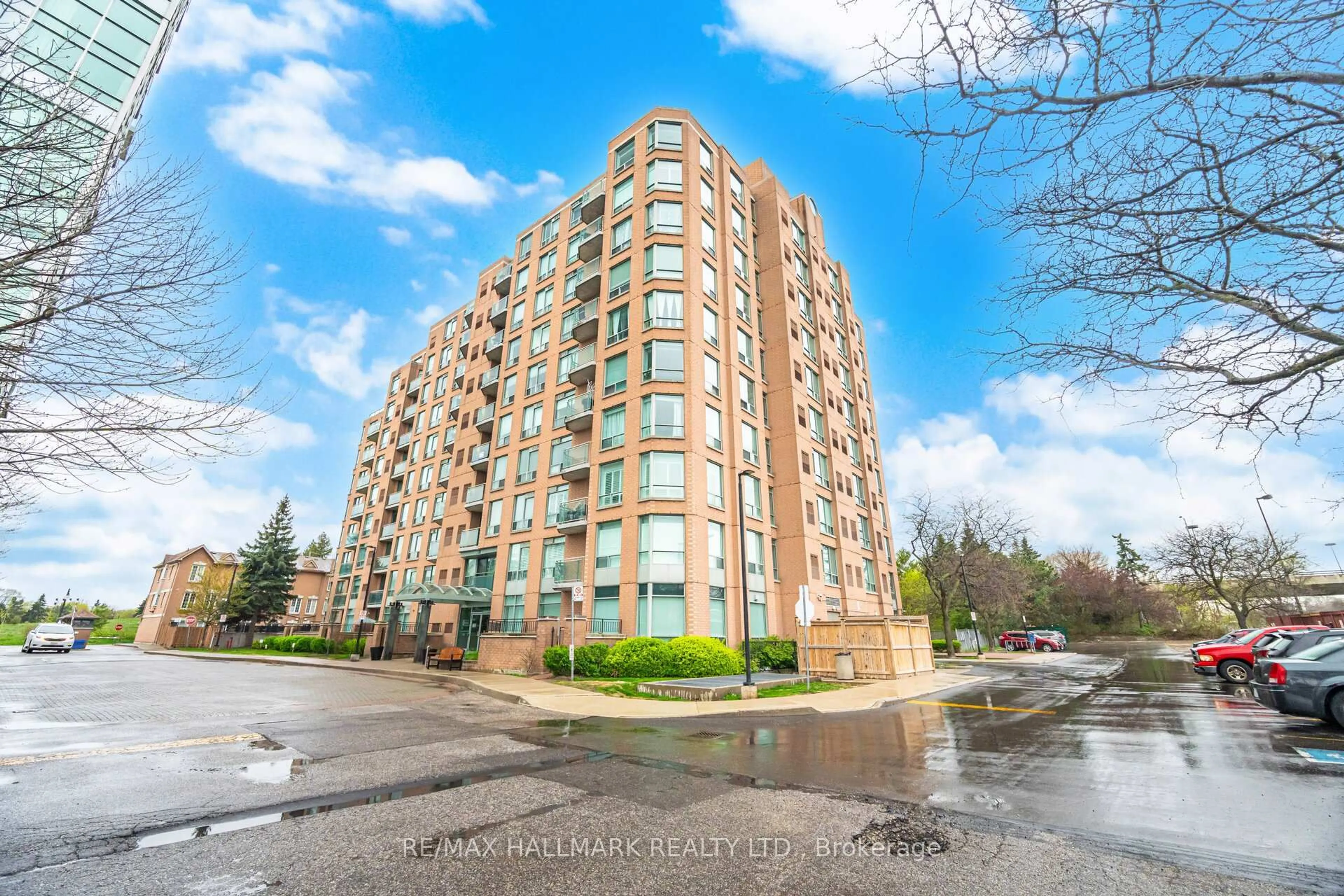 A pic from outside/outdoor area/front of a property/back of a property/a pic from drone, building for 190 Manitoba St #209, Toronto Ontario M8Y 4G7