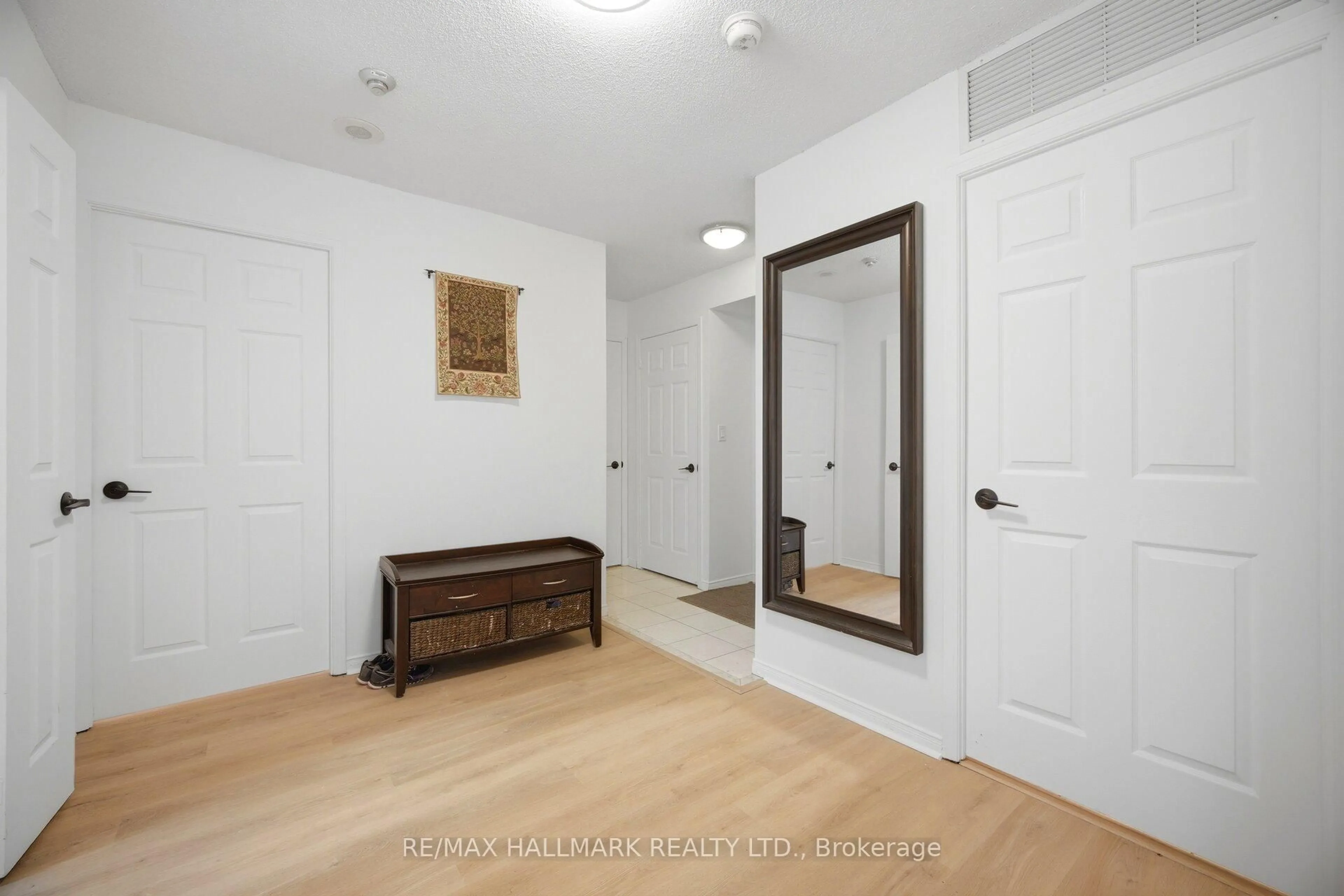 Indoor entryway for 190 Manitoba St #209, Toronto Ontario M8Y 4G7
