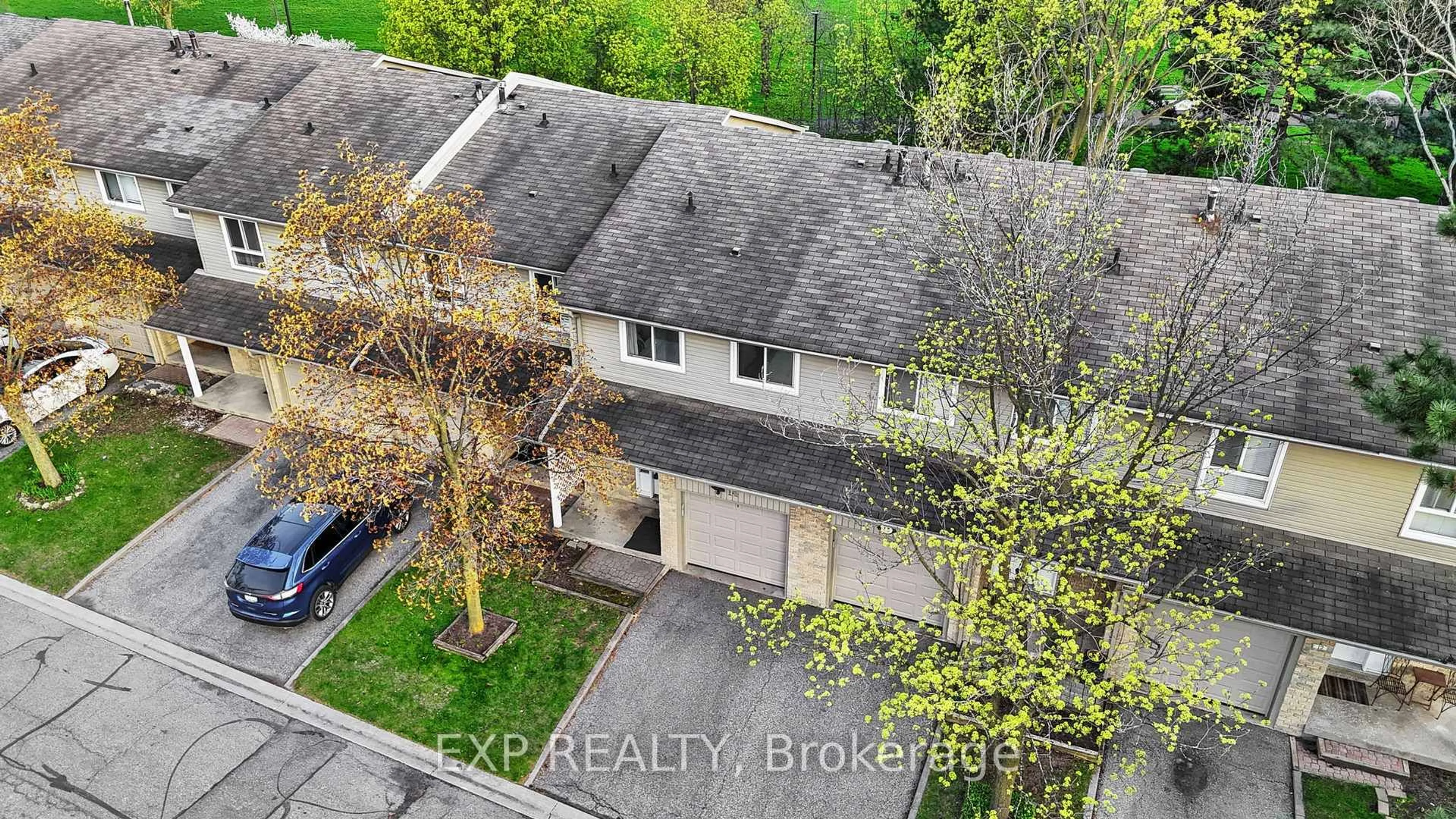 A pic from outside/outdoor area/front of a property/back of a property/a pic from drone, street for 5536 Montevideo Rd #14, Mississauga Ontario L5N 2P4