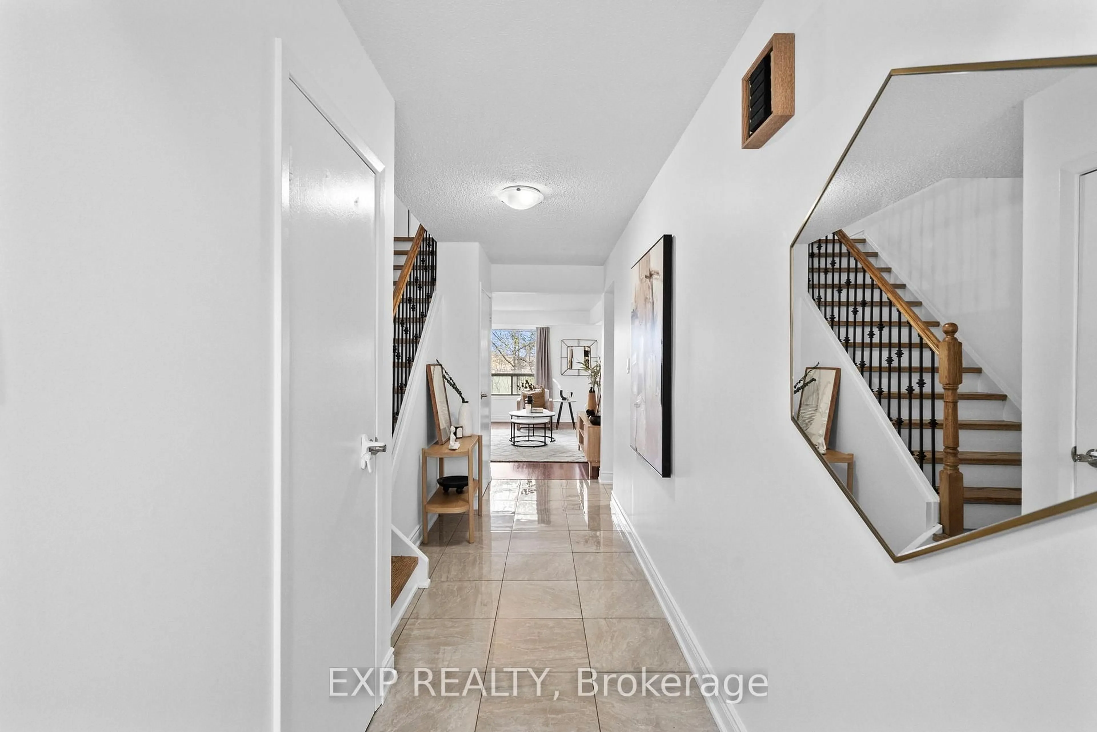 Indoor entryway for 5536 Montevideo Rd #14, Mississauga Ontario L5N 2P4