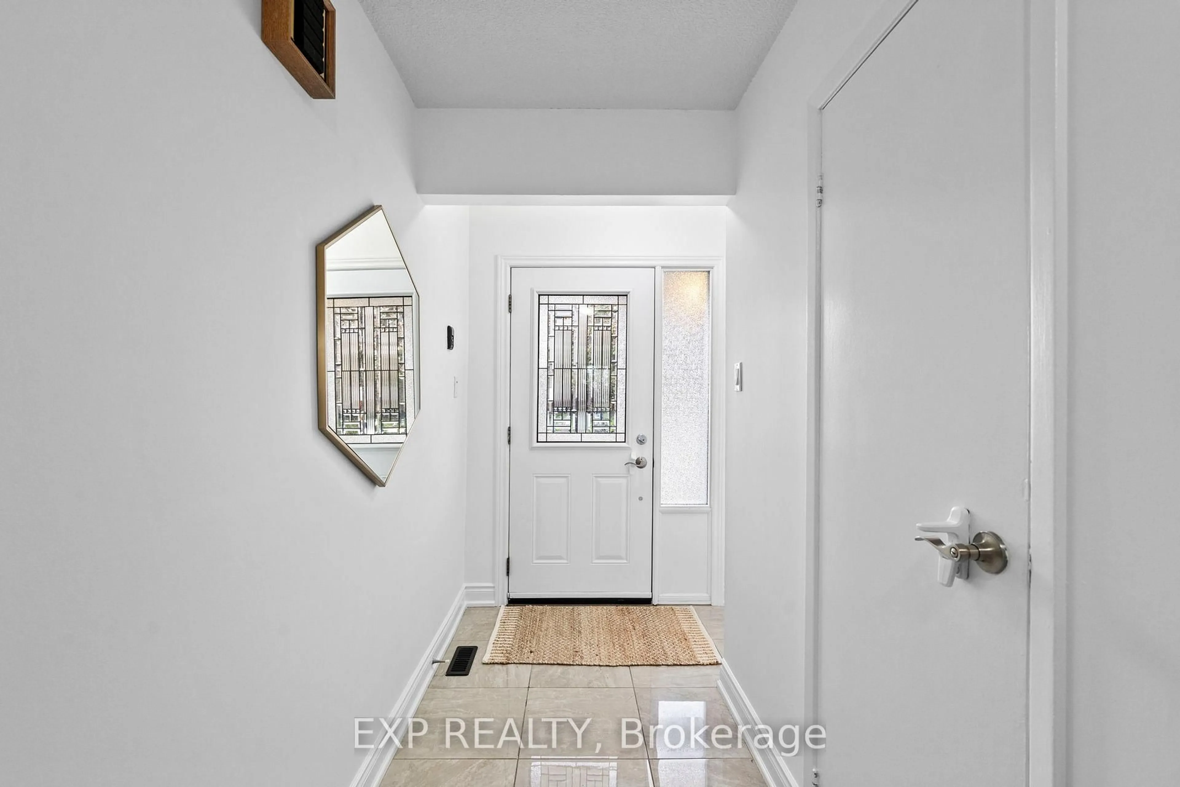 Indoor entryway for 5536 Montevideo Rd #14, Mississauga Ontario L5N 2P4