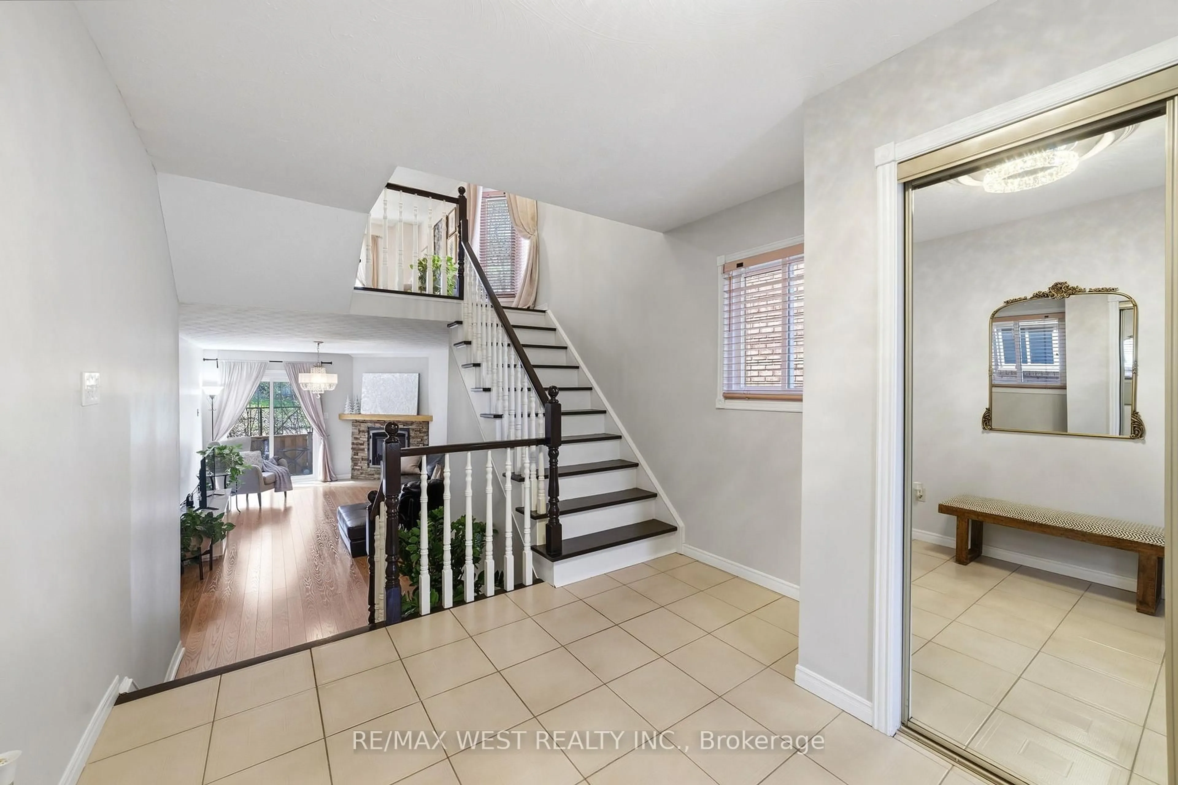 Indoor entryway for 1205 Lambs Crt #15, Burlington Ontario L7S 2G5