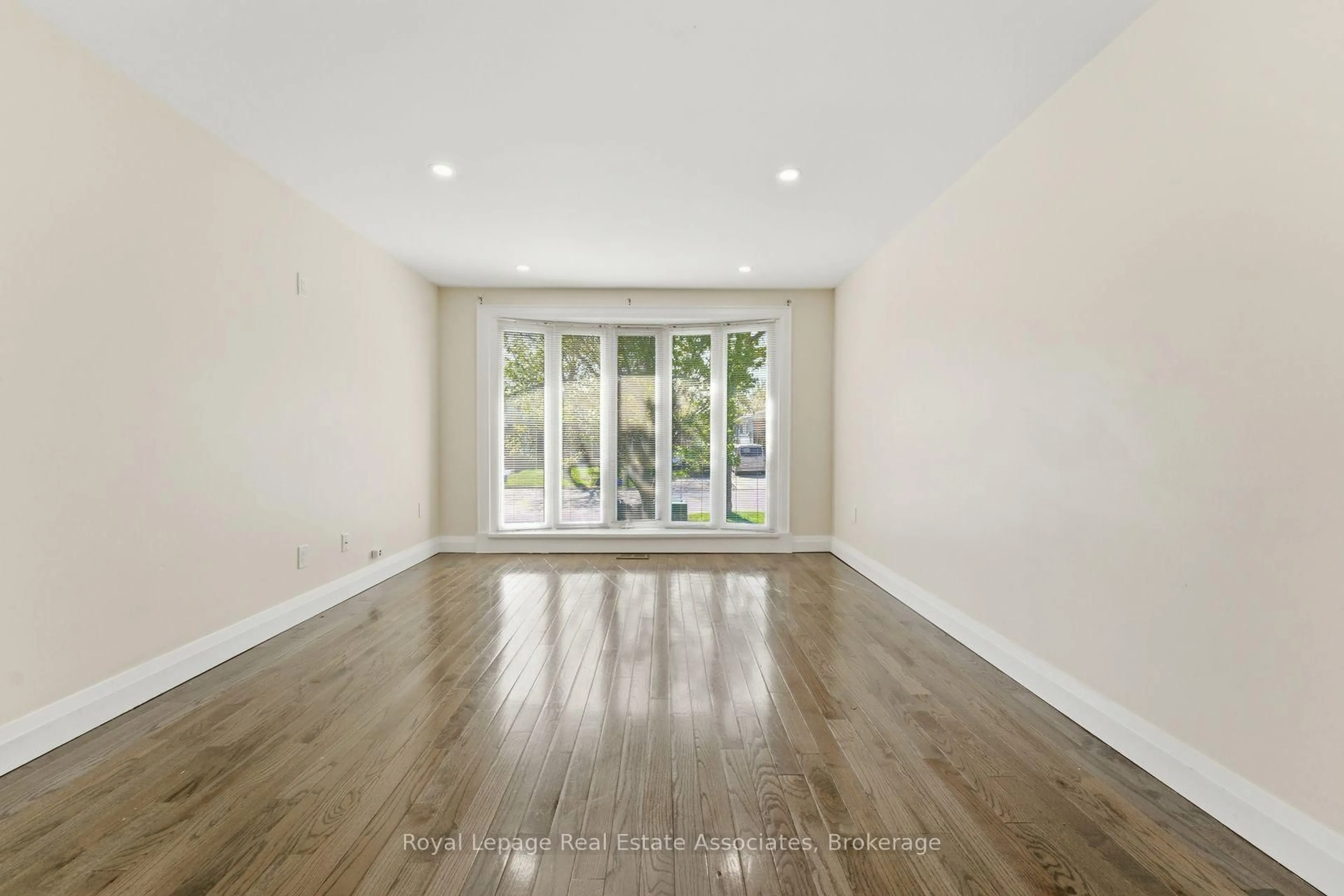 A pic of a room for 2362 Greenbank Tr, Burlington Ontario L7P 3S8