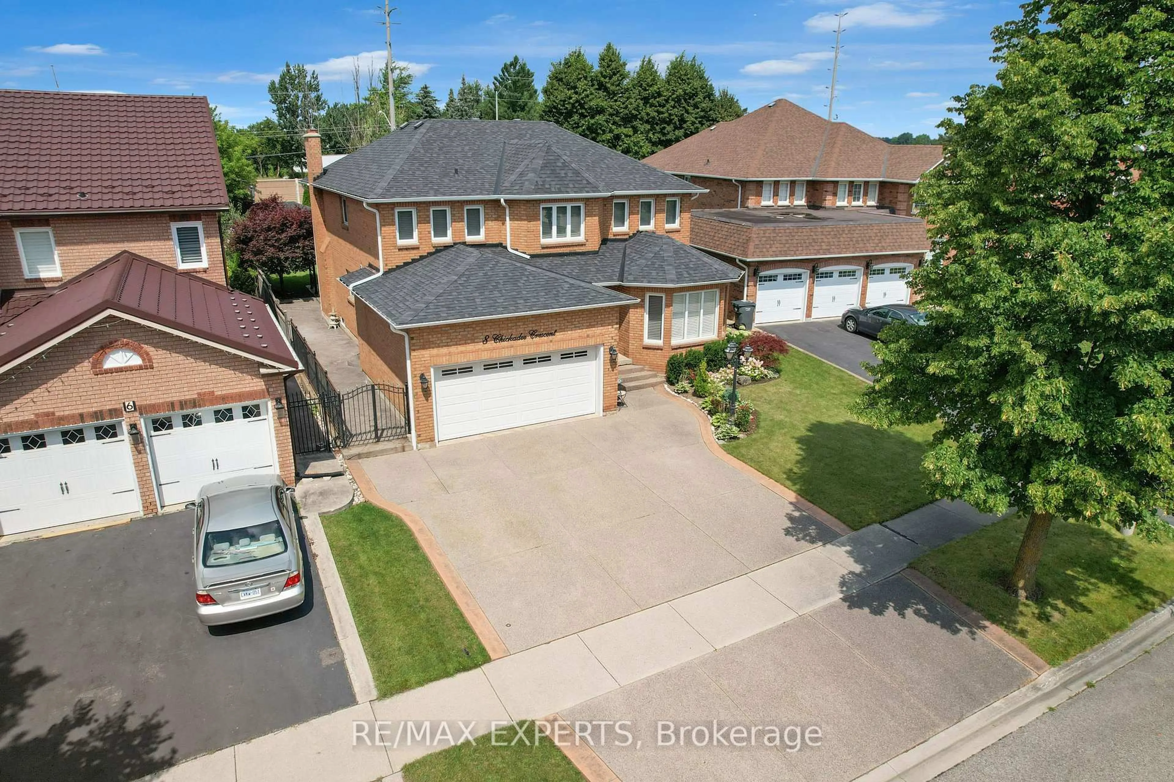 A pic from outside/outdoor area/front of a property/back of a property/a pic from drone, street for 8 Chickadee Cres, Brampton Ontario L6Z 3L5
