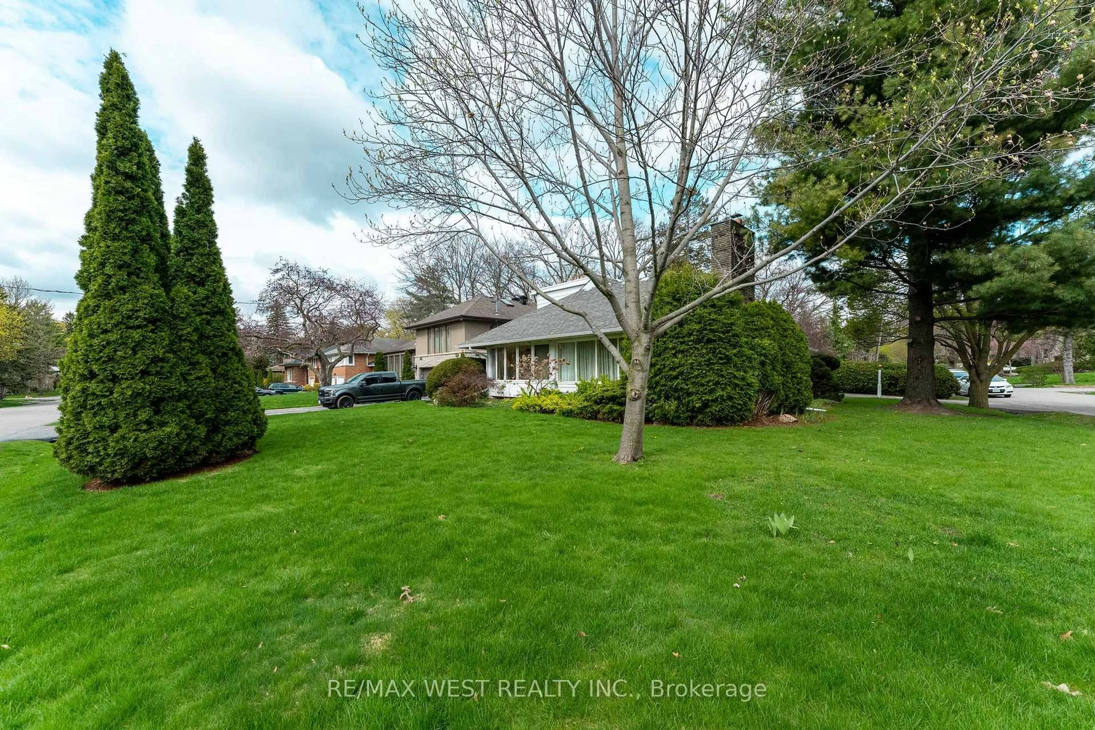 A pic from outside/outdoor area/front of a property/back of a property/a pic from drone, unknown for 2 Greenford Rd, Toronto Ontario M9A 3E6