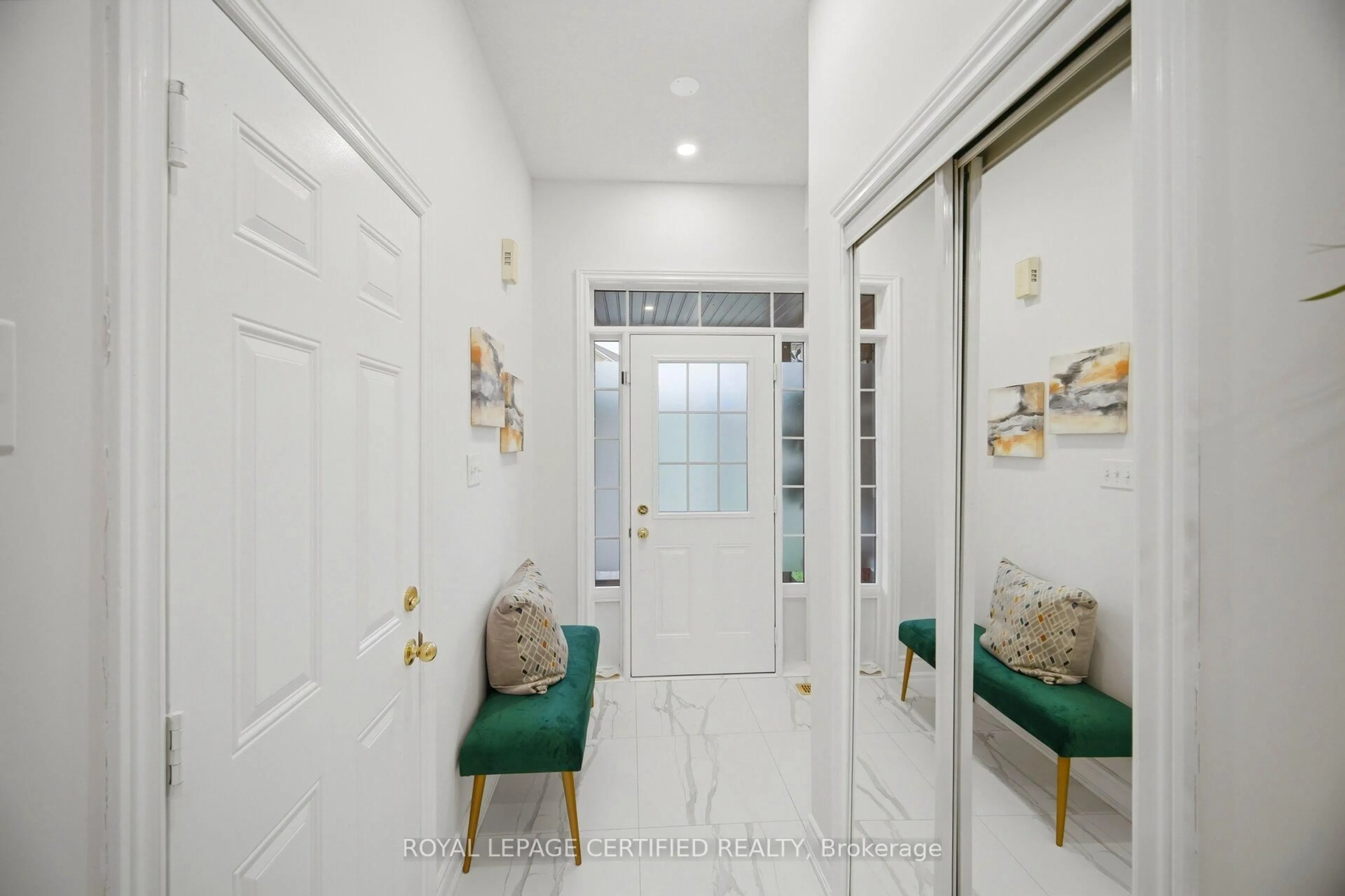 Indoor entryway for 3302 Stoney Cres, Mississauga Ontario L5M 0N5