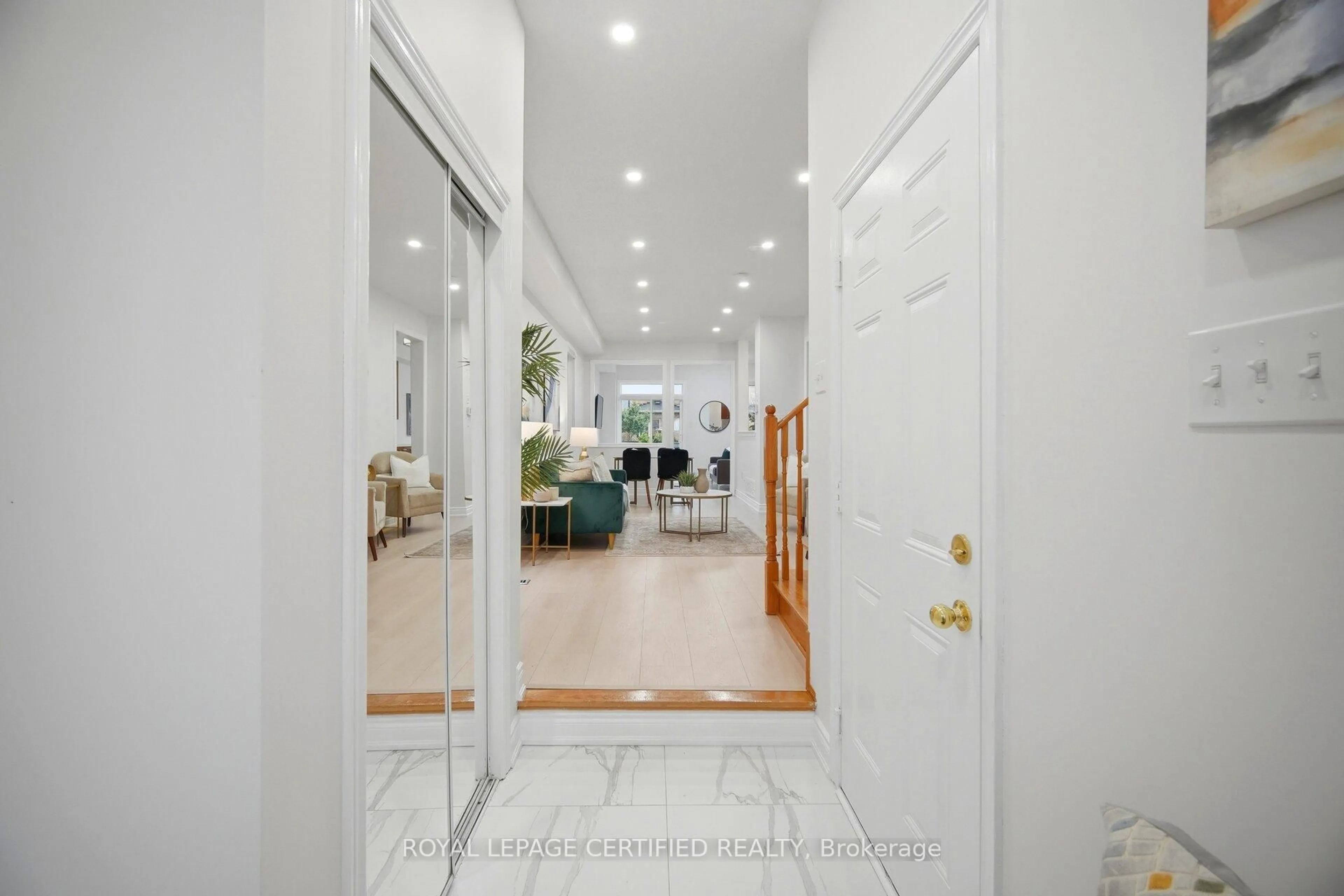 Indoor foyer for 3302 Stoney Cres, Mississauga Ontario L5M 0N5