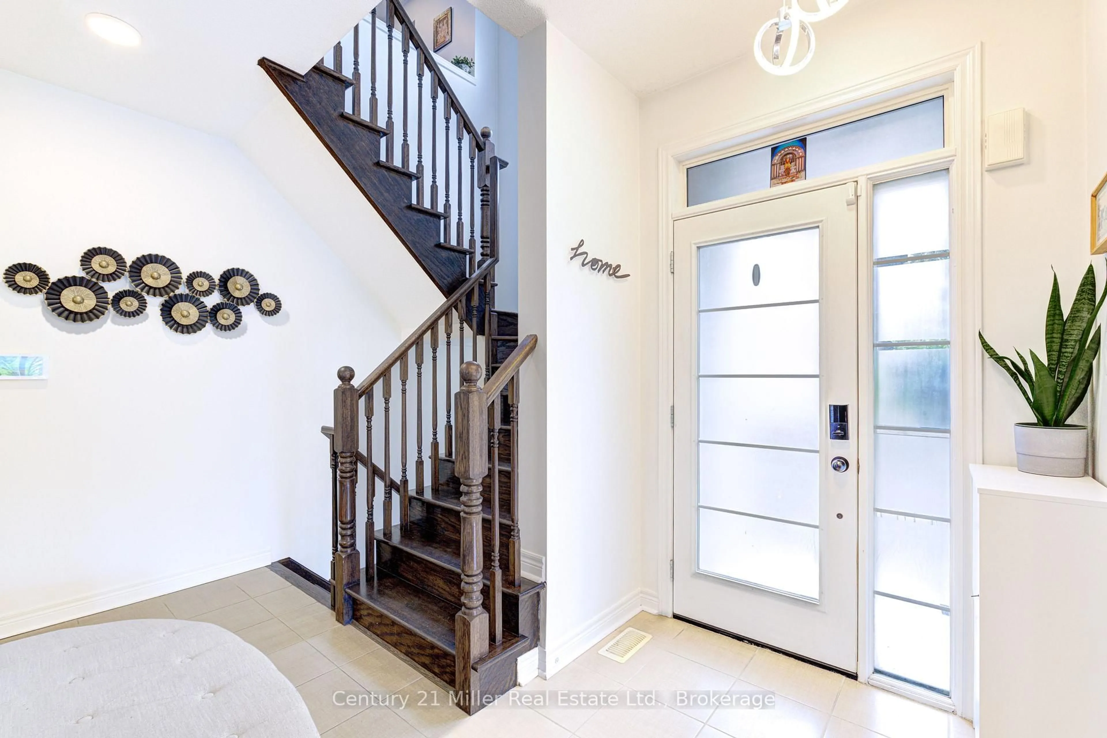 Indoor entryway for 2325 Stone Glen Cres, Oakville Ontario L6M 0C9