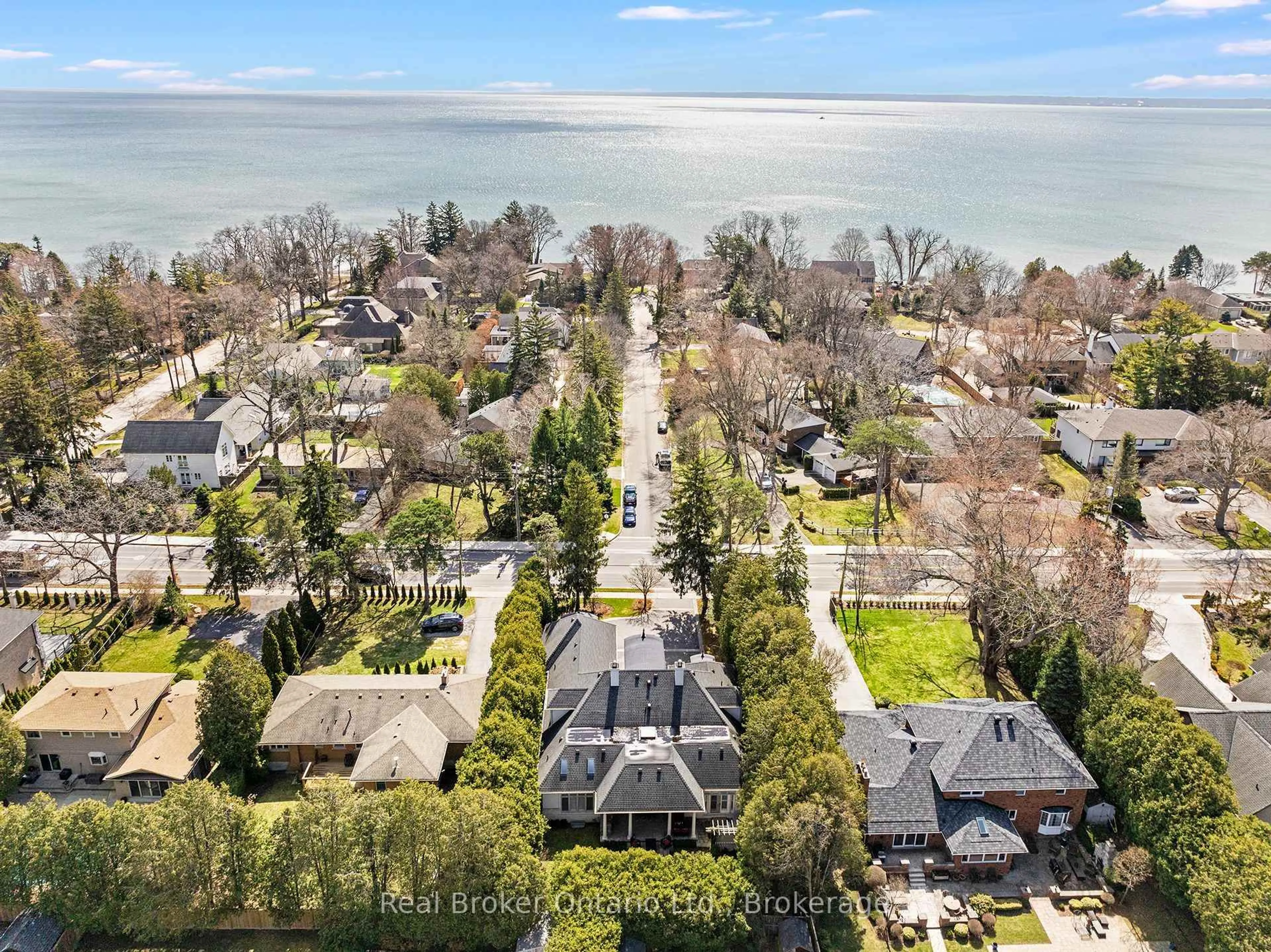 A pic from outside/outdoor area/front of a property/back of a property/a pic from drone, water/lake/river/ocean view for 4507 Lakeshore Rd, Burlington Ontario L7L 1B3