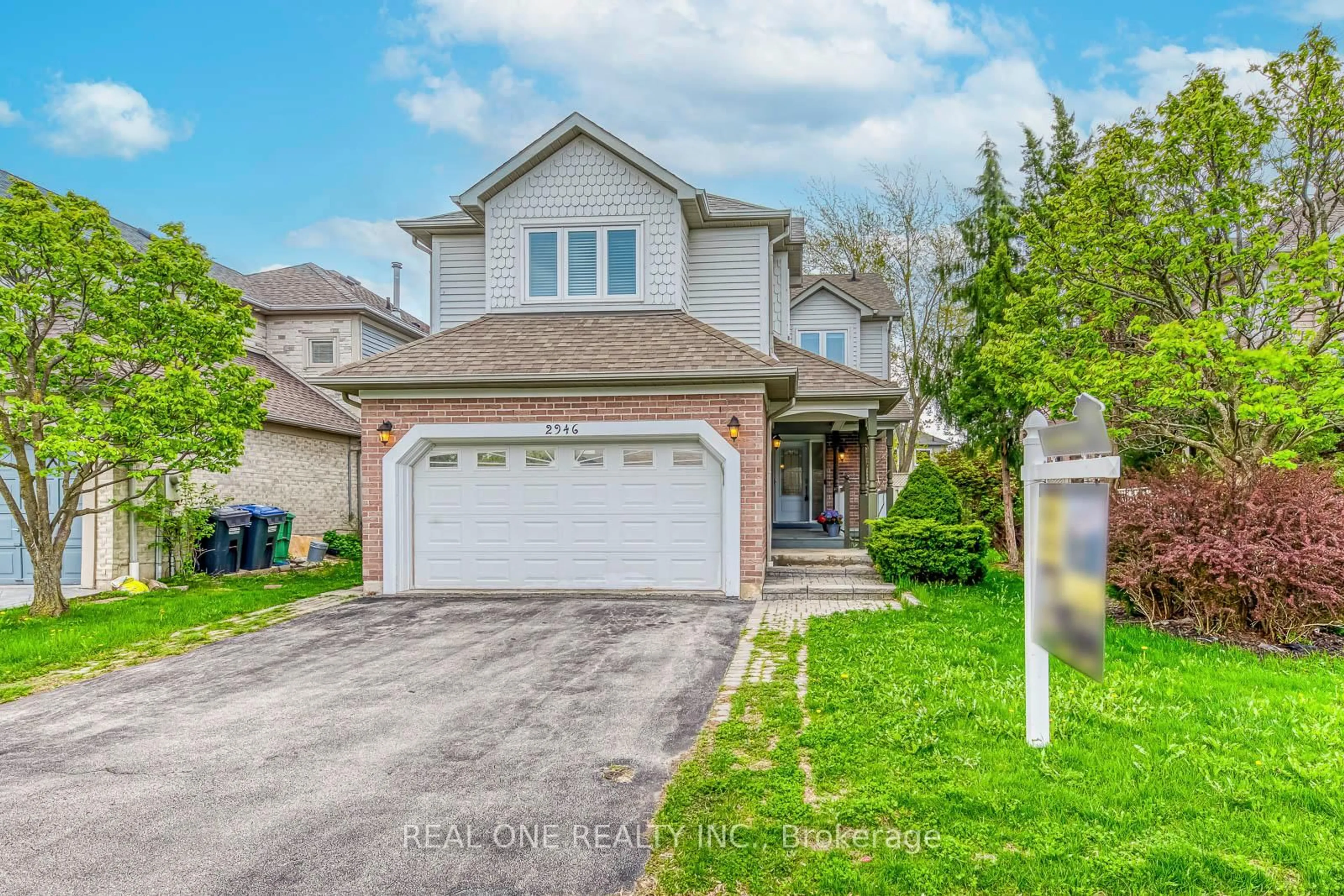 Home with vinyl exterior material, street for 2946 Duncairn Dr, Mississauga Ontario L5M 5V7