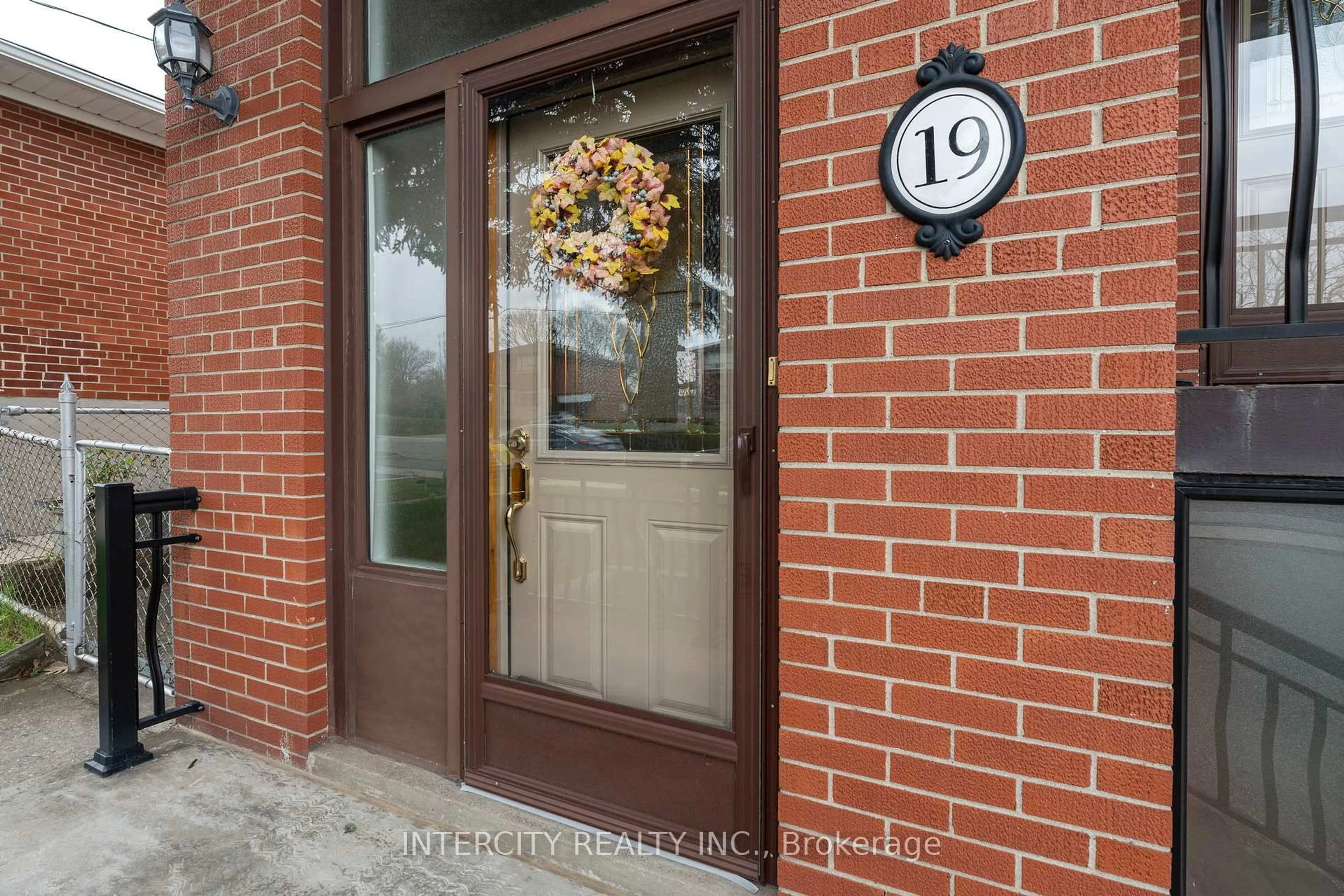 Indoor entryway for 19 Gade Dr, Toronto Ontario M3M 2K2