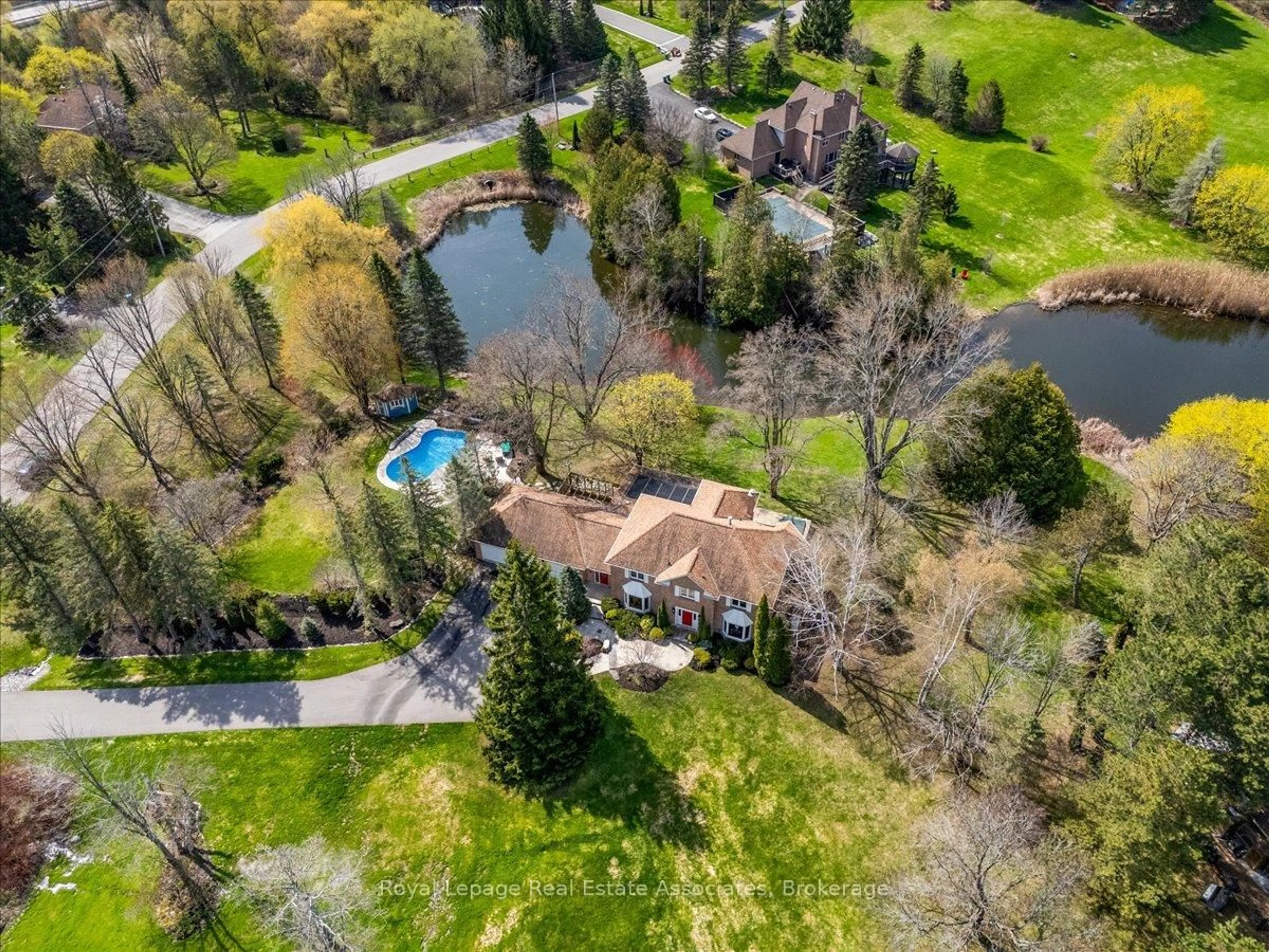 A pic from outside/outdoor area/front of a property/back of a property/a pic from drone, water/lake/river/ocean view for 4 Wolf Cres, Caledon Ontario L7E 0A7