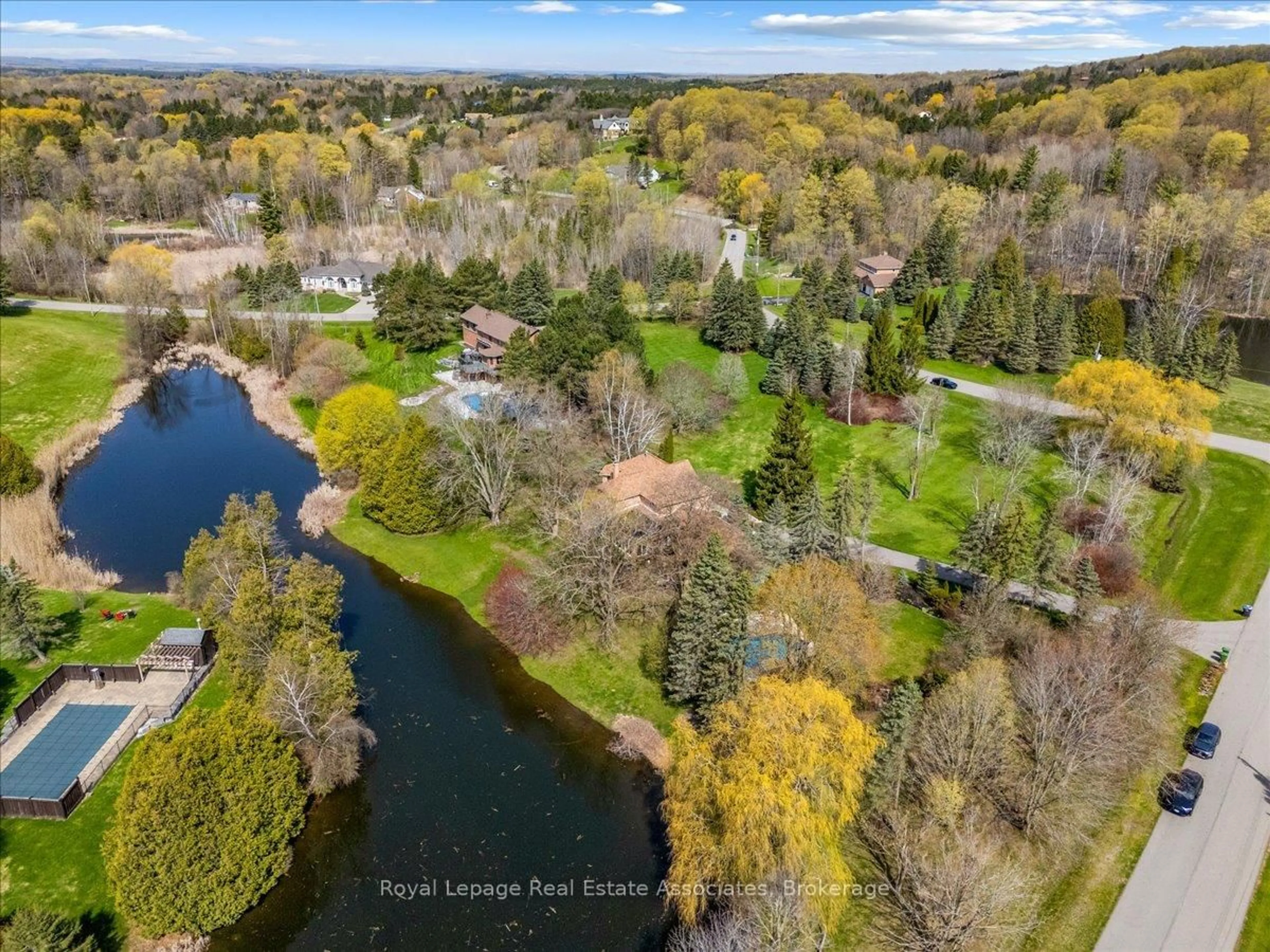 A pic from outside/outdoor area/front of a property/back of a property/a pic from drone, water/lake/river/ocean view for 4 Wolf Cres, Caledon Ontario L7E 0A7