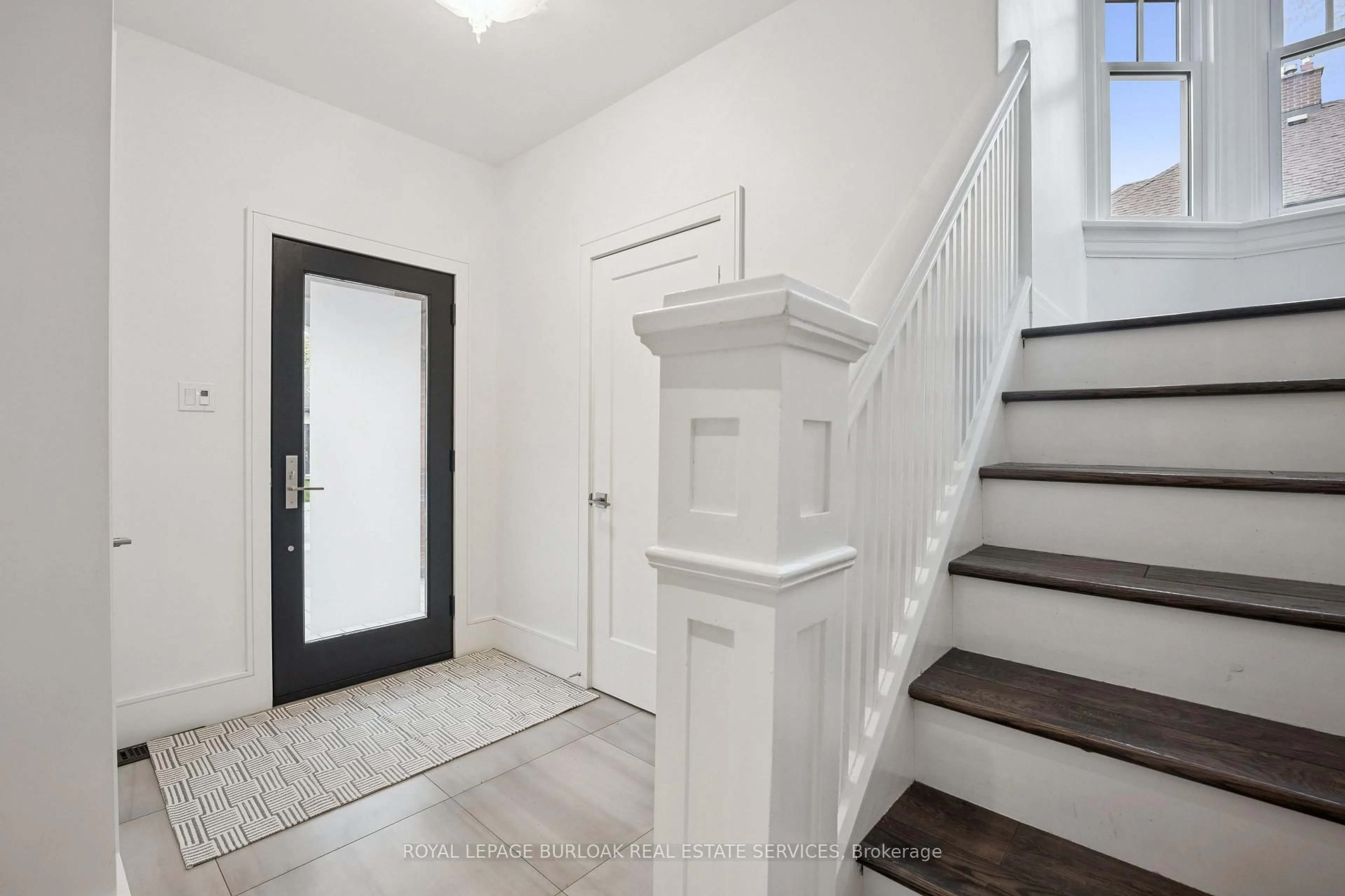 Indoor entryway for 518 Hager Ave, Burlington Ontario L7S 1P3