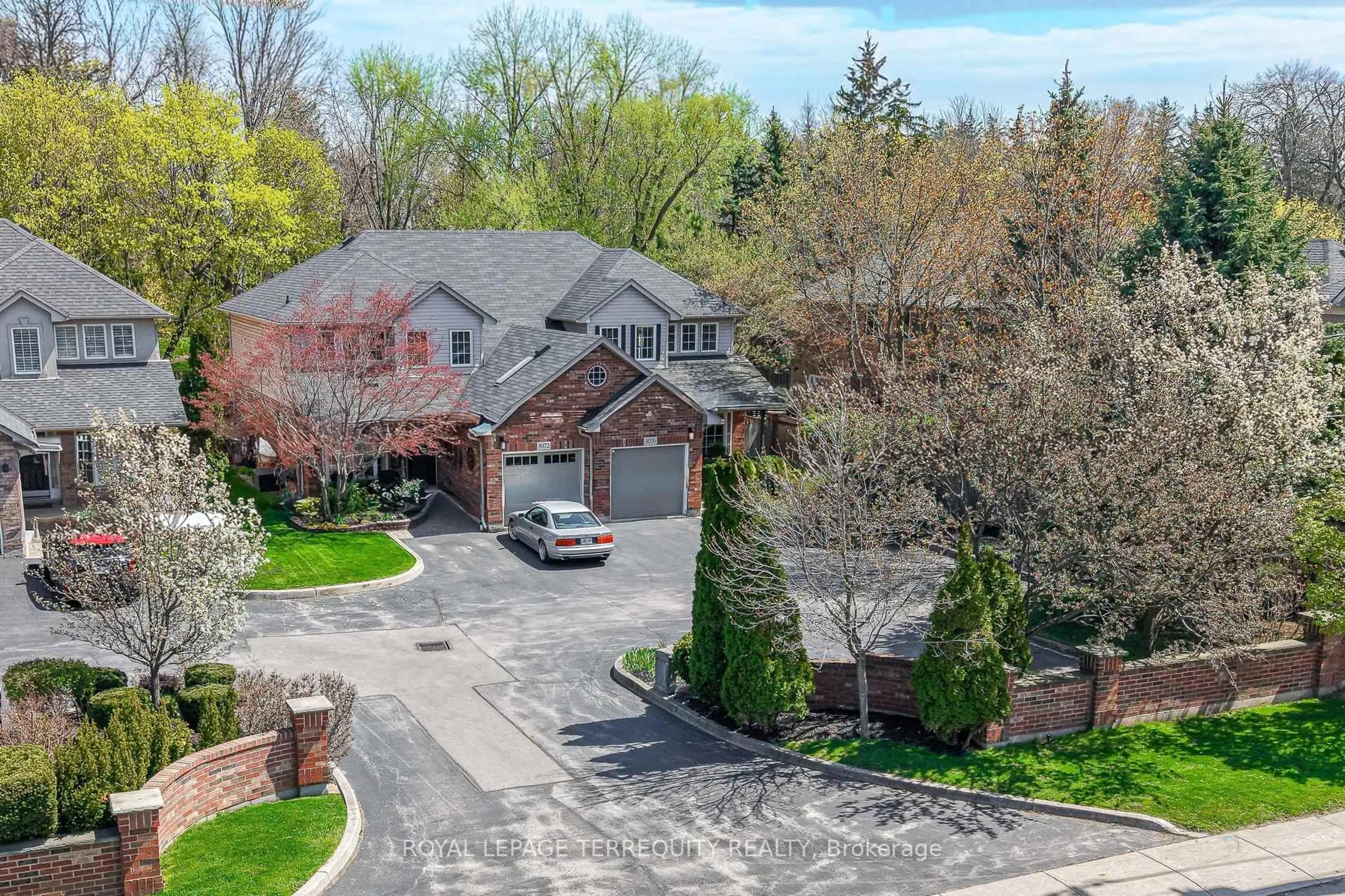 A pic from outside/outdoor area/front of a property/back of a property/a pic from drone, street for 3076 Lakeshore Rd, Oakville Ontario L6L 1J2