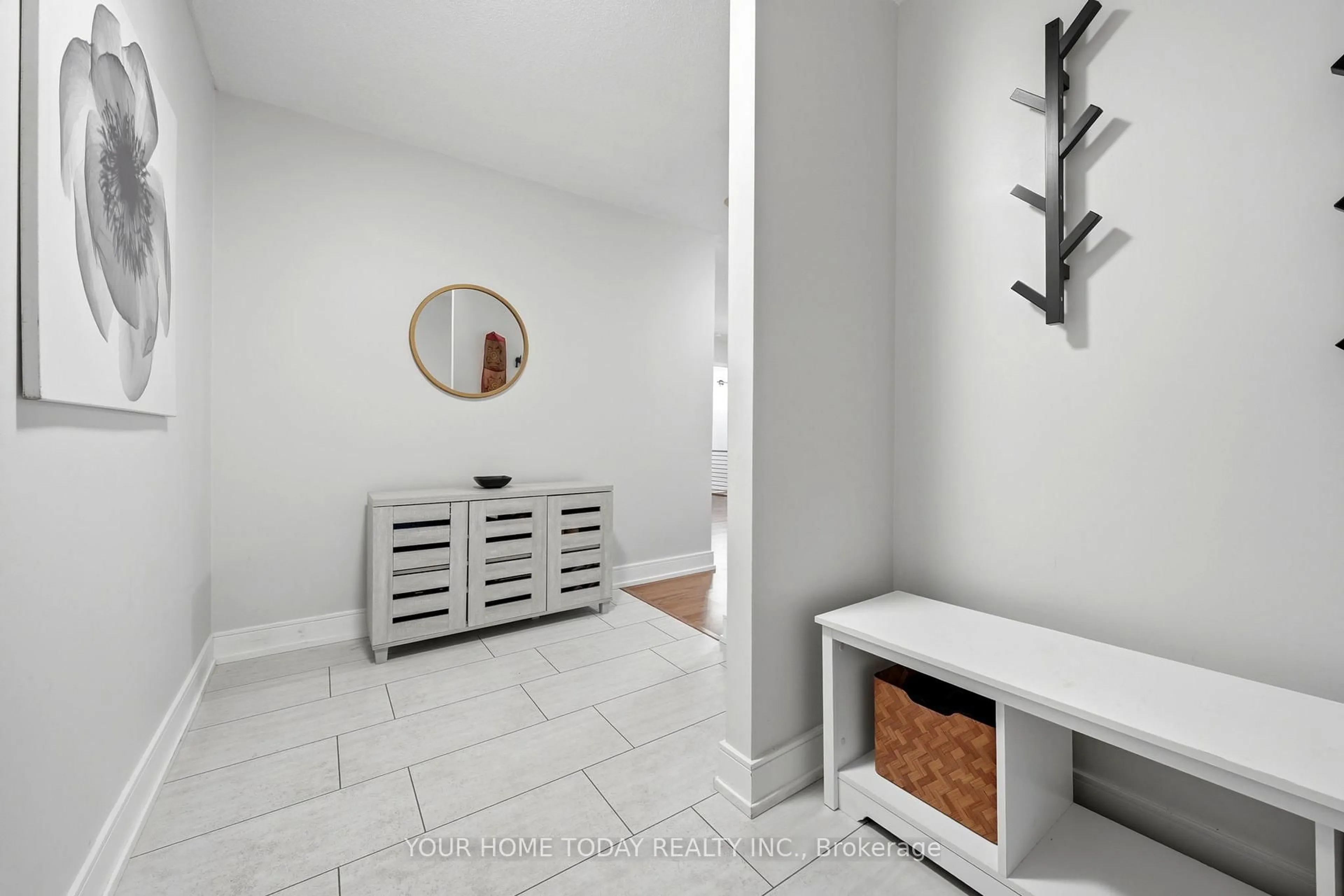 Indoor entryway for 20 McFarlane Dr #201, Halton Hills Ontario L7G 5J8