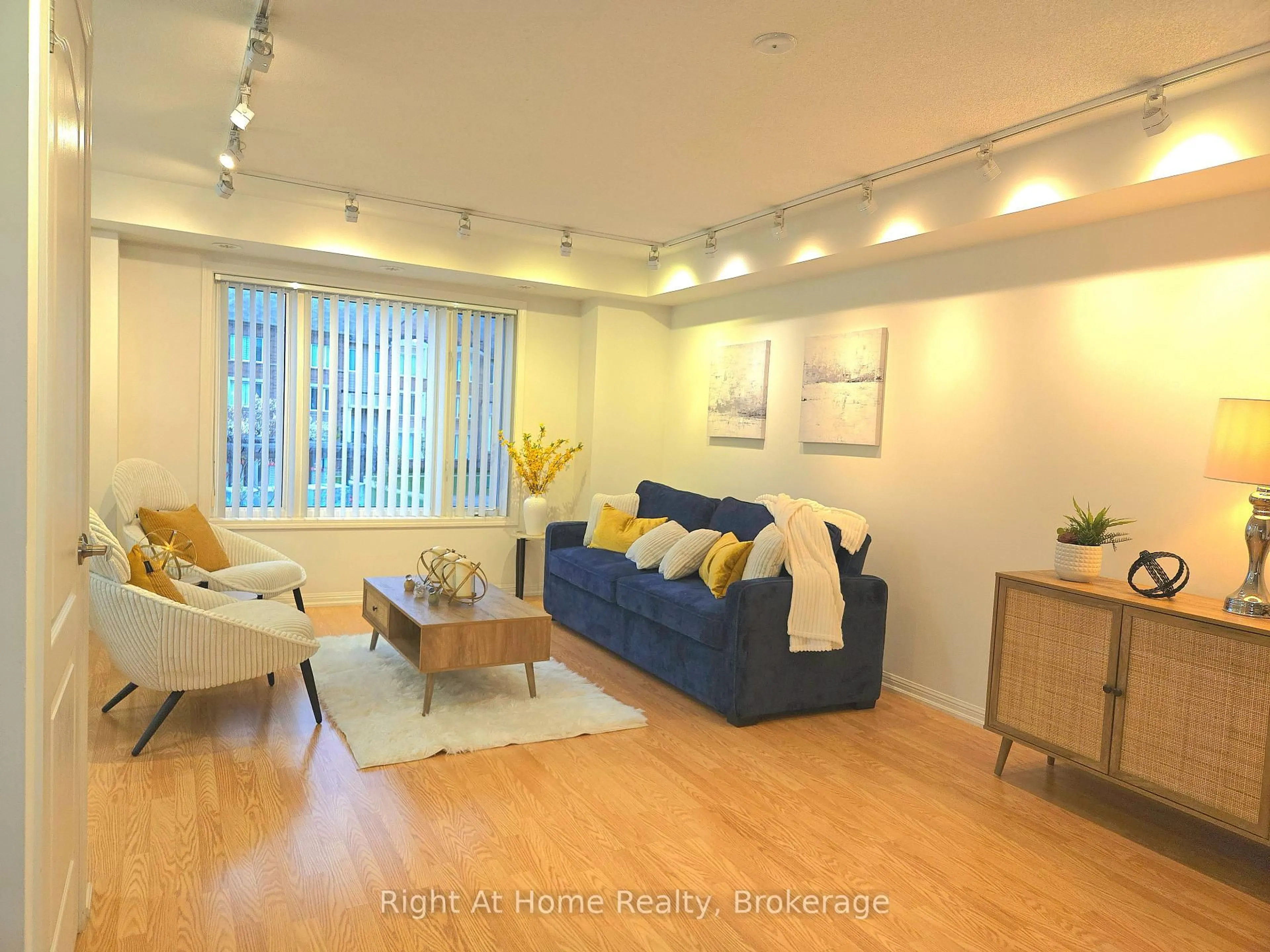 Living room with furniture, wood/laminate floor for 3115 Boxford Cres #17, Mississauga Ontario L5M 8N8