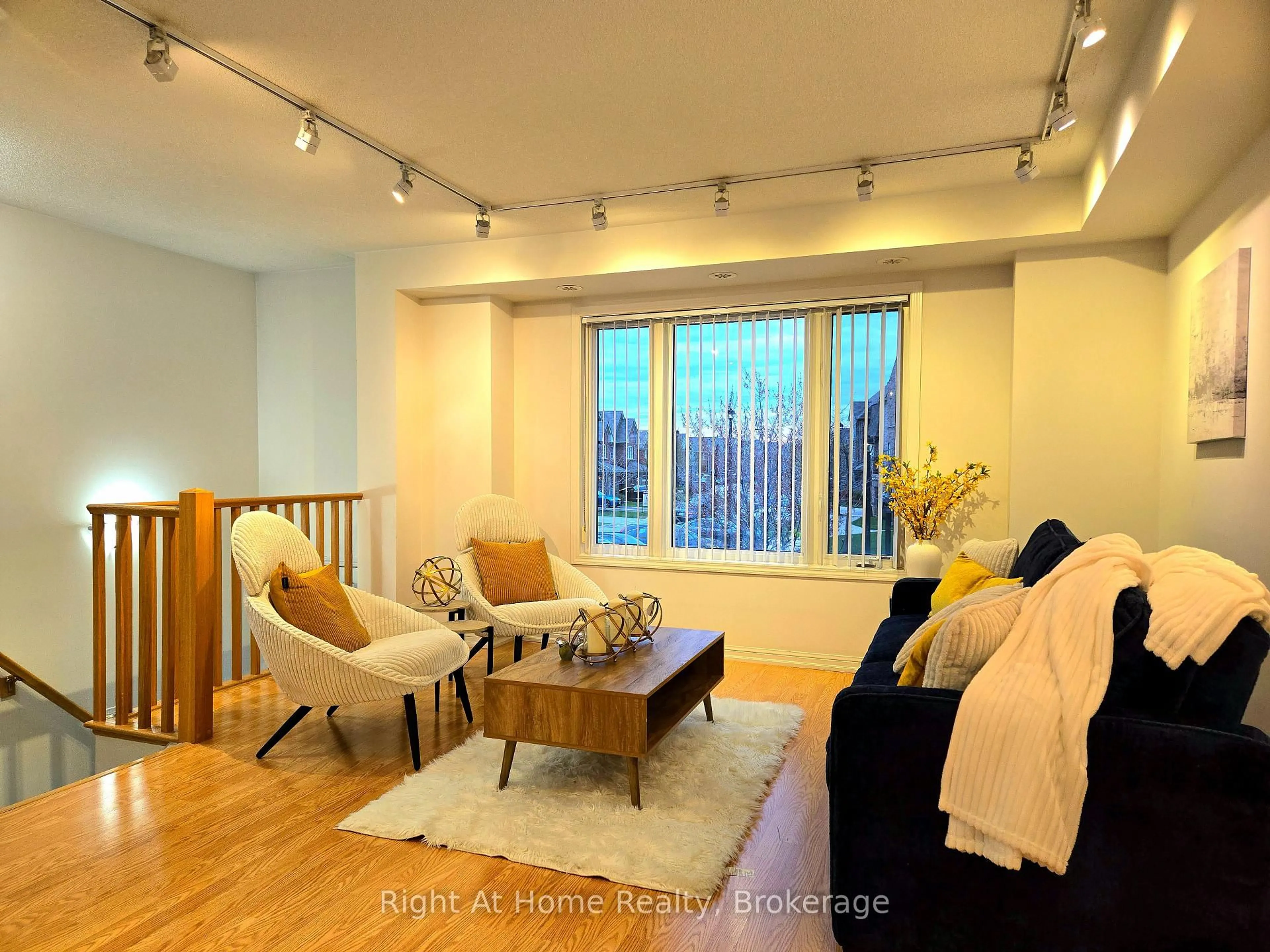 Living room with furniture, wood/laminate floor for 3115 Boxford Cres #17, Mississauga Ontario L5M 8N8