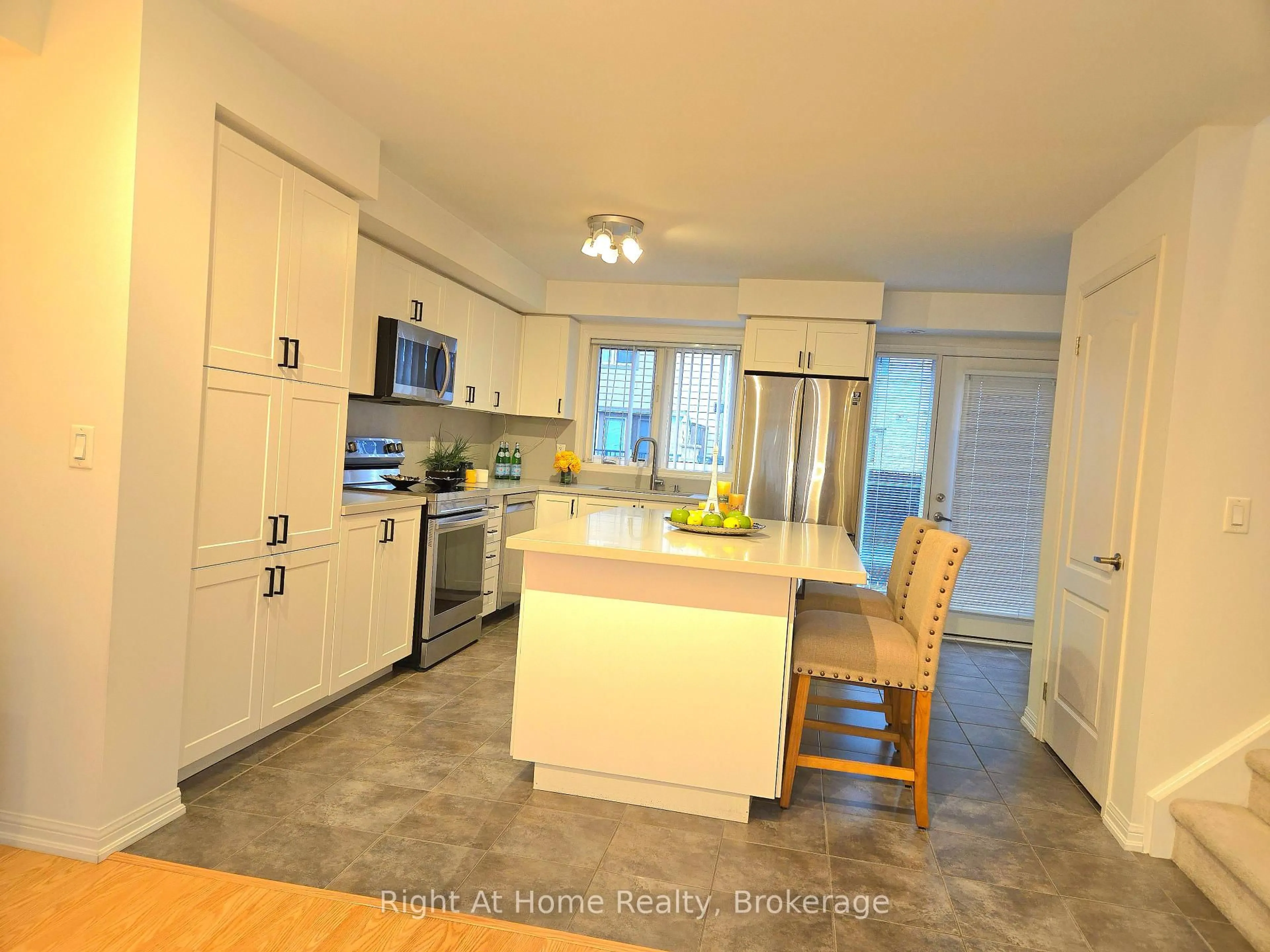 Open concept kitchen, ceramic/tile floor for 3115 Boxford Cres #17, Mississauga Ontario L5M 8N8