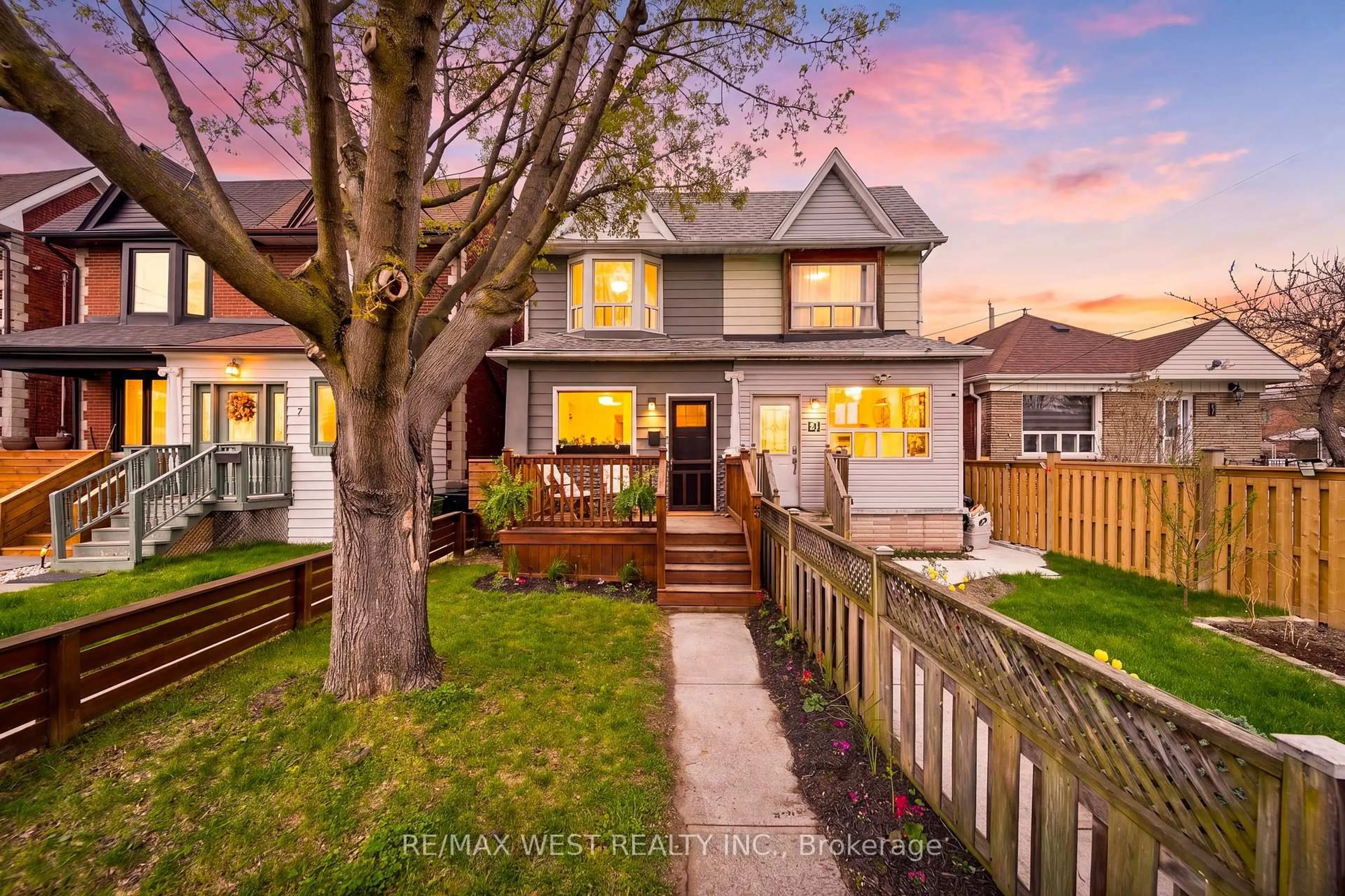 A pic from outside/outdoor area/front of a property/back of a property/a pic from drone, street for 5 Norval St, Toronto Ontario M6N 3Z1