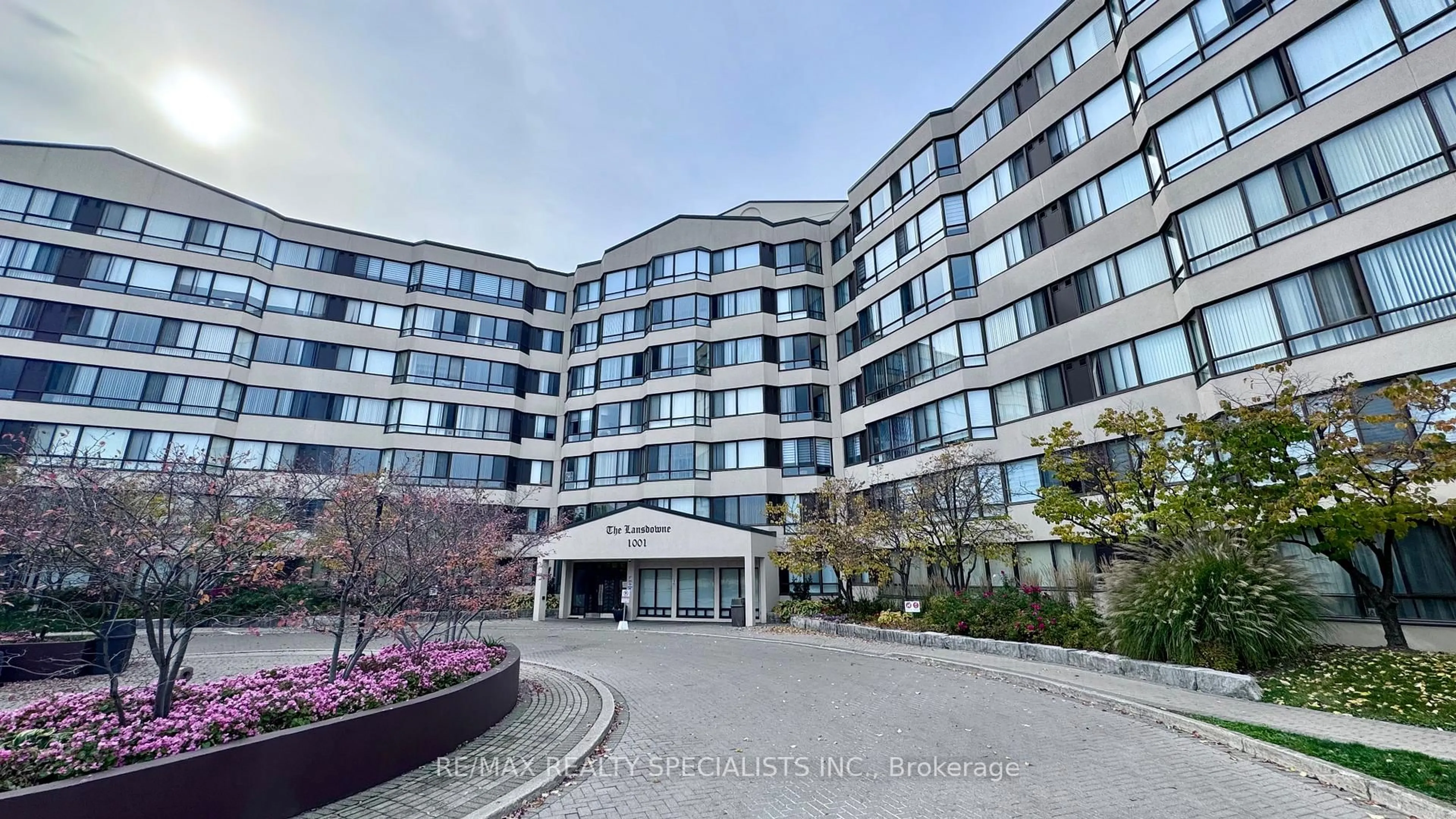 Indoor foyer for 1001 Cedarglen Gate #520, Mississauga Ontario L5C 4R2