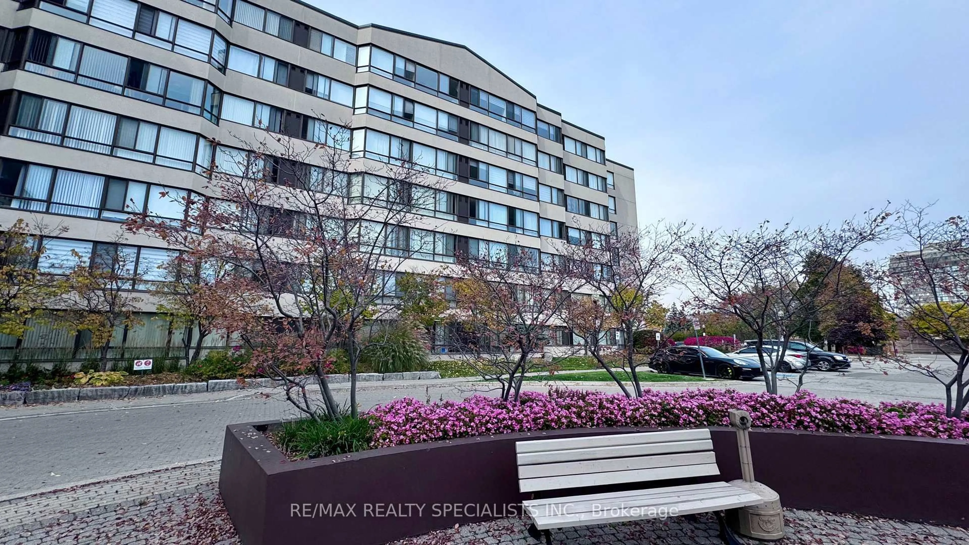 Unknown for 1001 Cedarglen Gate #520, Mississauga Ontario L5C 4R2