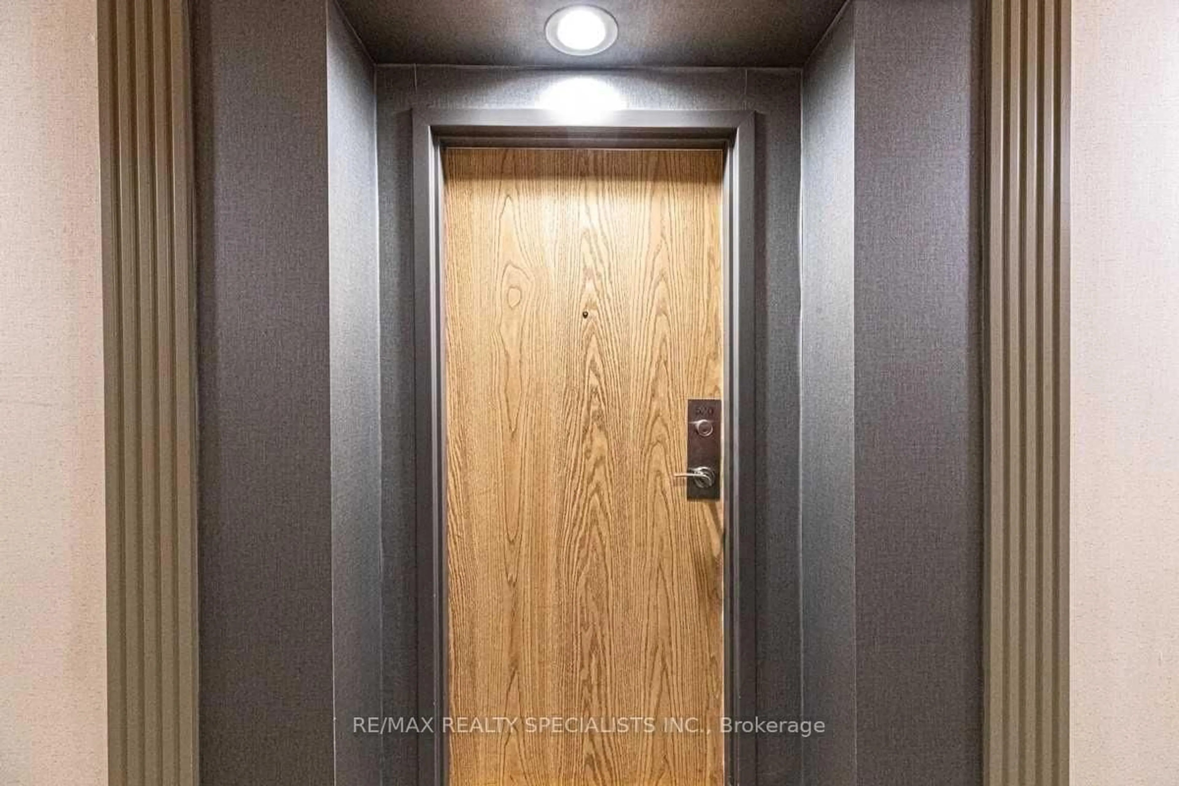 Indoor foyer for 1001 Cedarglen Gate #520, Mississauga Ontario L5C 4R2