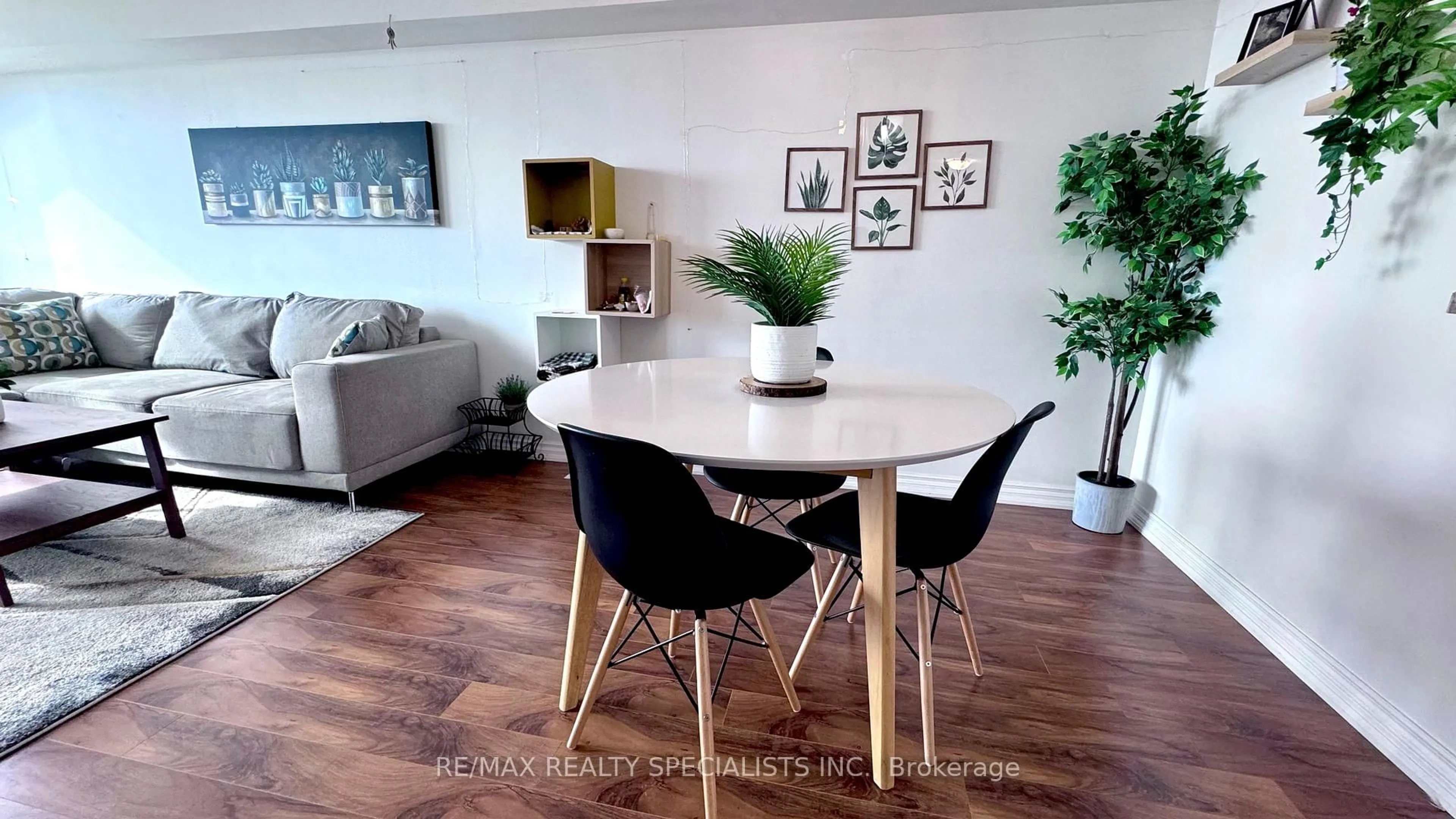 Dining room, wood/laminate floor for 1001 Cedarglen Gate #520, Mississauga Ontario L5C 4R2