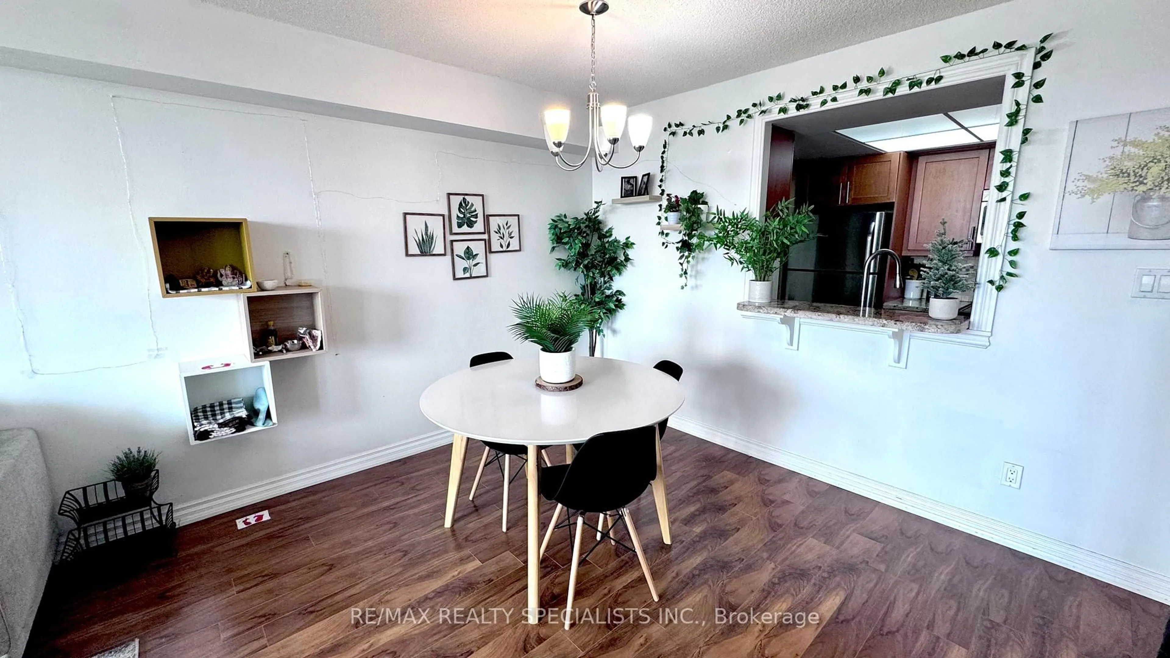 Dining room, wood/laminate floor for 1001 Cedarglen Gate #520, Mississauga Ontario L5C 4R2