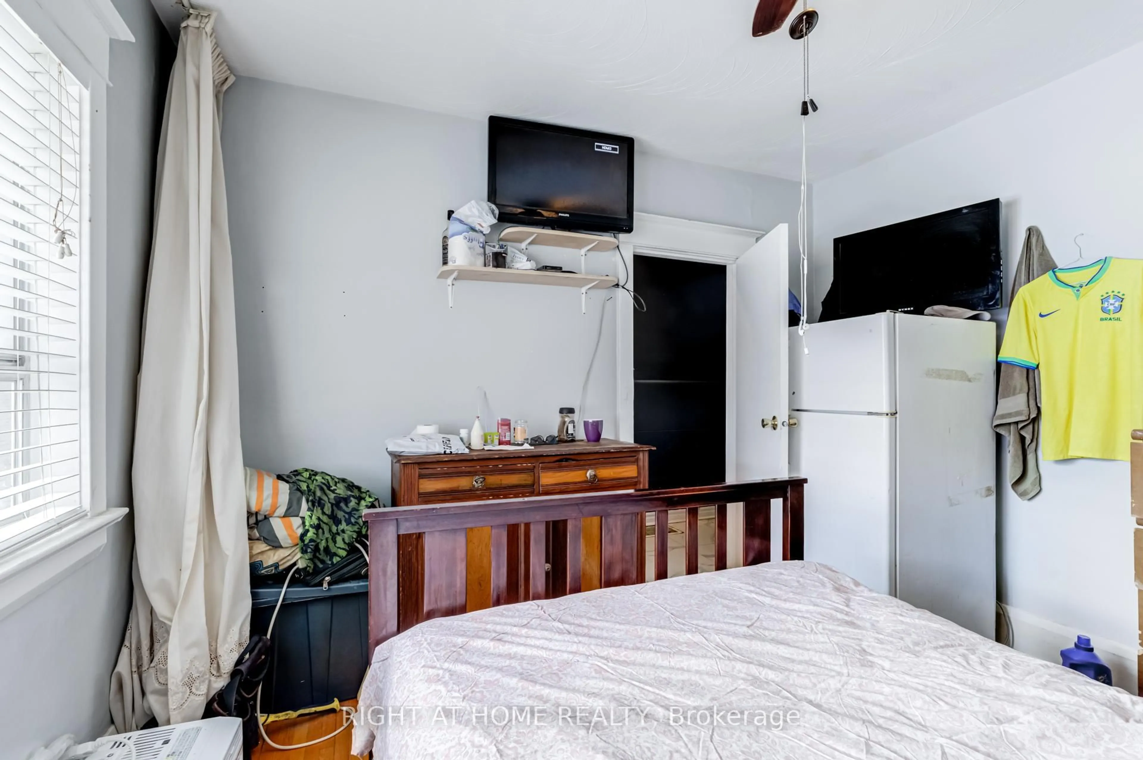 A pic of a room for 16 Pryor Ave, Toronto Ontario M6N 1M4