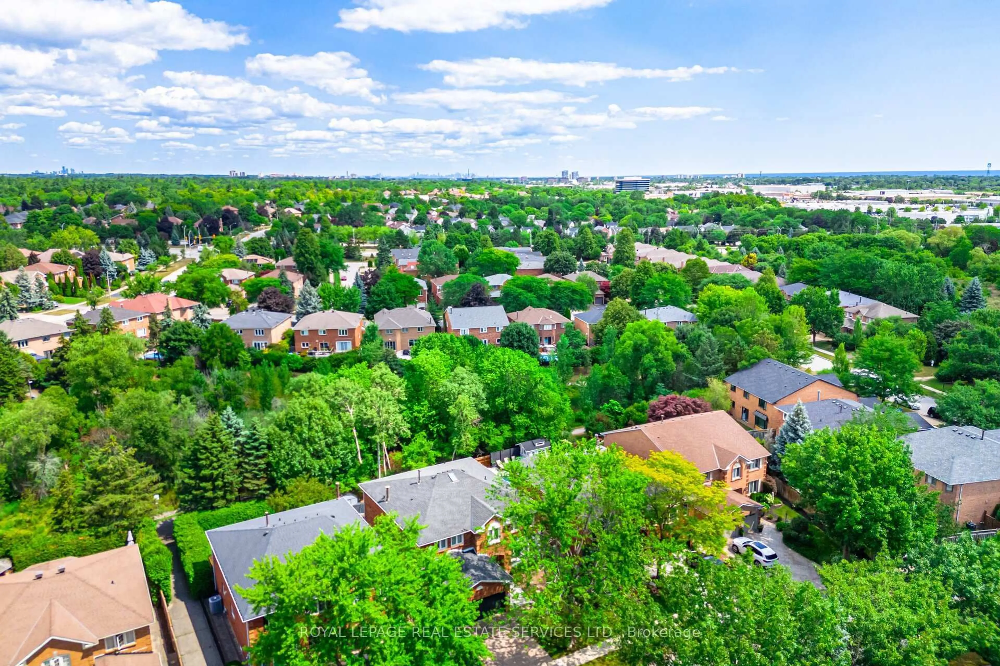 A pic from outside/outdoor area/front of a property/back of a property/a pic from drone, city buildings view from balcony for 1173 Bowman Dr, Oakville Ontario L6M 2S9