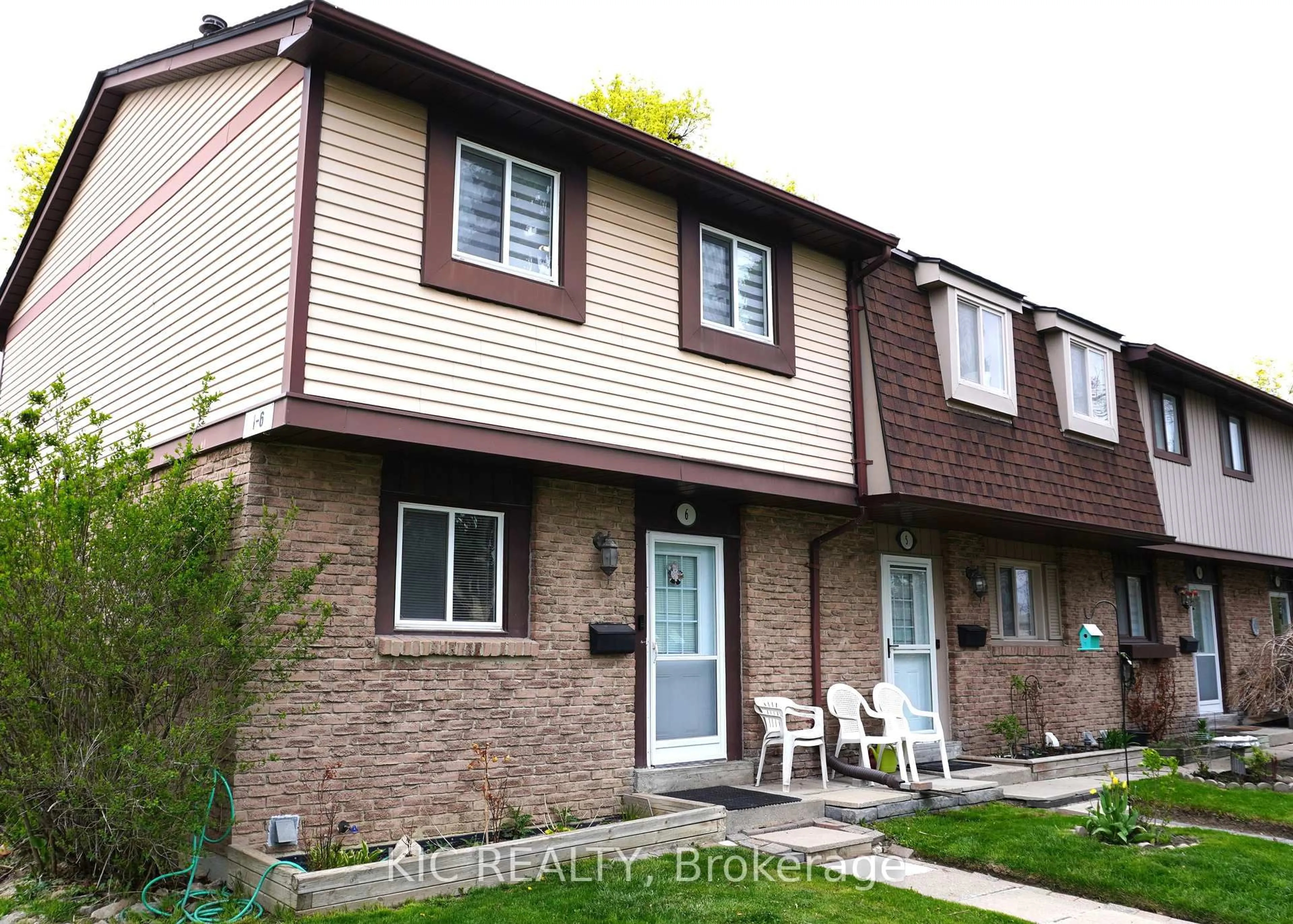 Home with vinyl exterior material, street for 93 Hansen Rd #6, Brampton Ontario L6V 3C8
