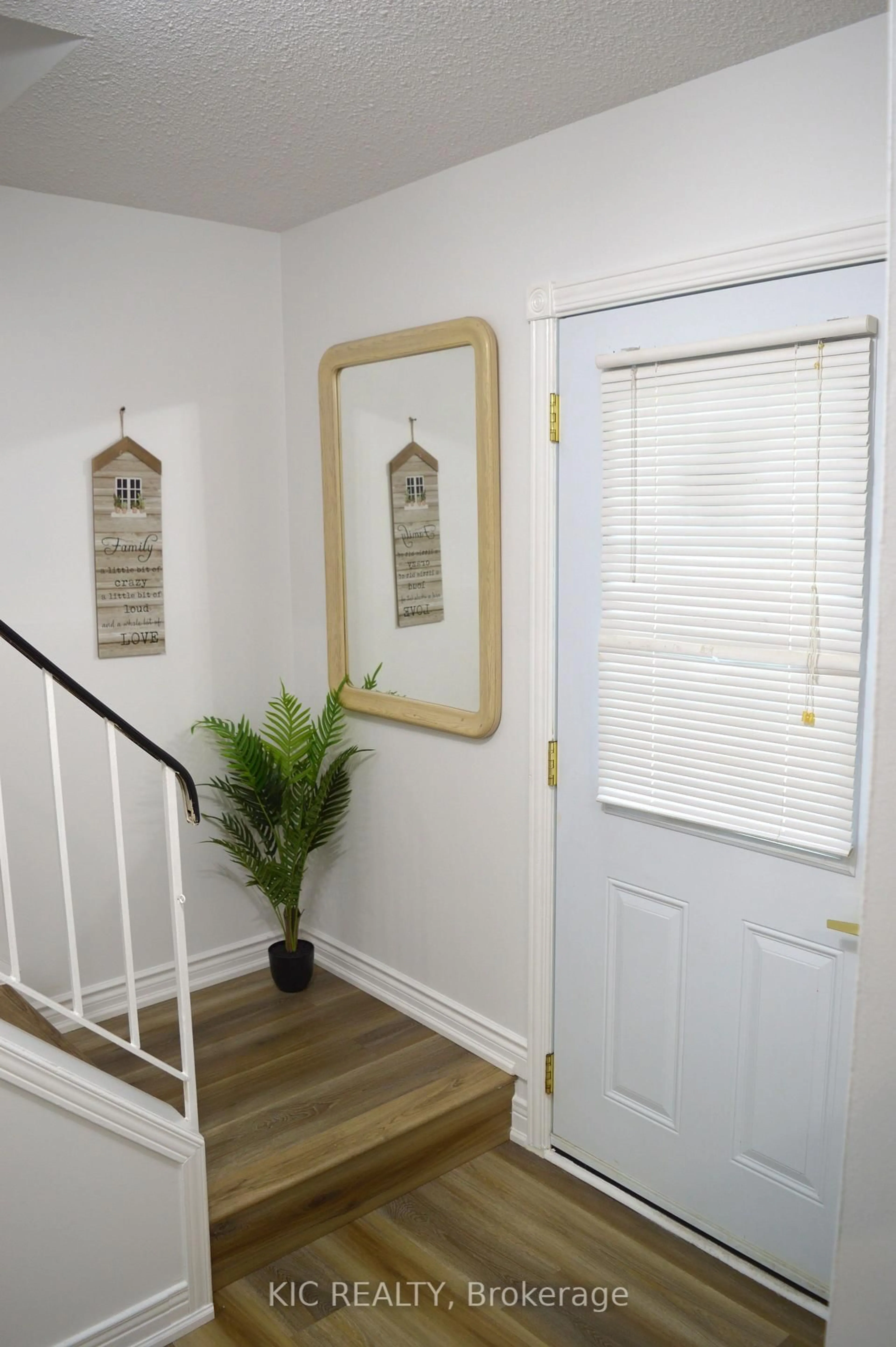 Indoor entryway for 93 Hansen Rd #6, Brampton Ontario L6V 3C8