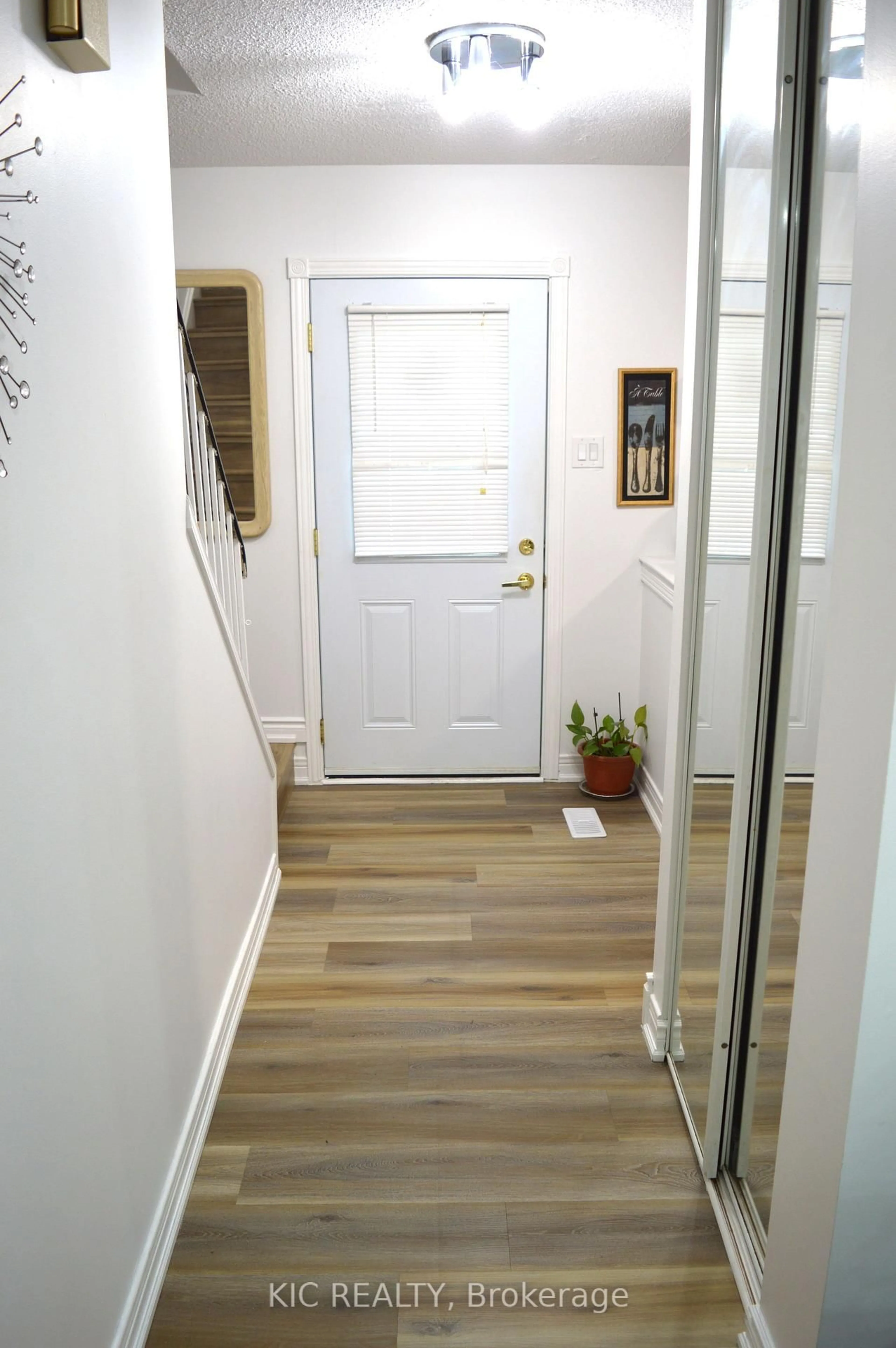 Indoor entryway for 93 Hansen Rd #6, Brampton Ontario L6V 3C8