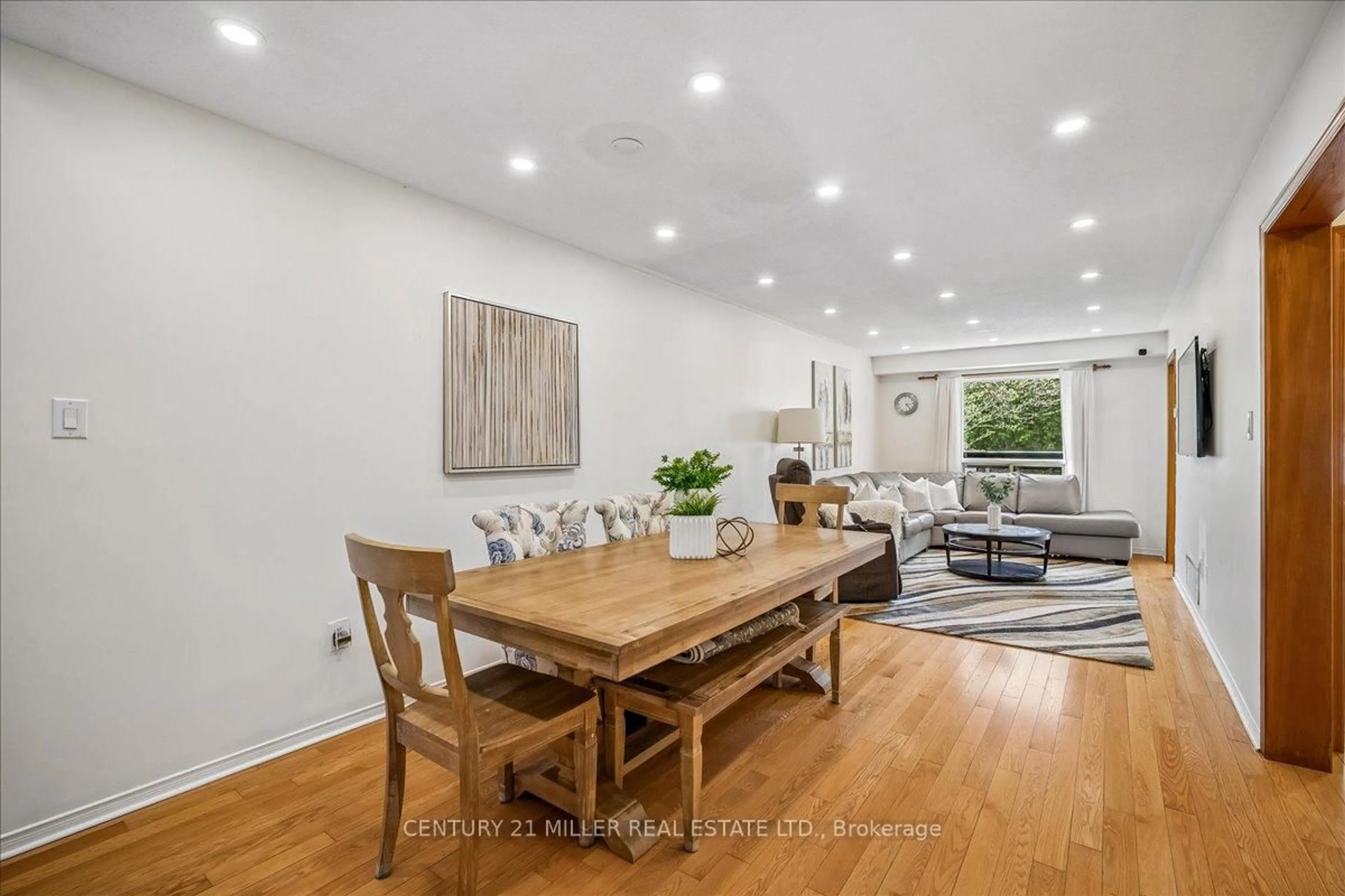 Dining room, wood/laminate floor for 421 Levanna Lane, Oakville Ontario L6H 6B8