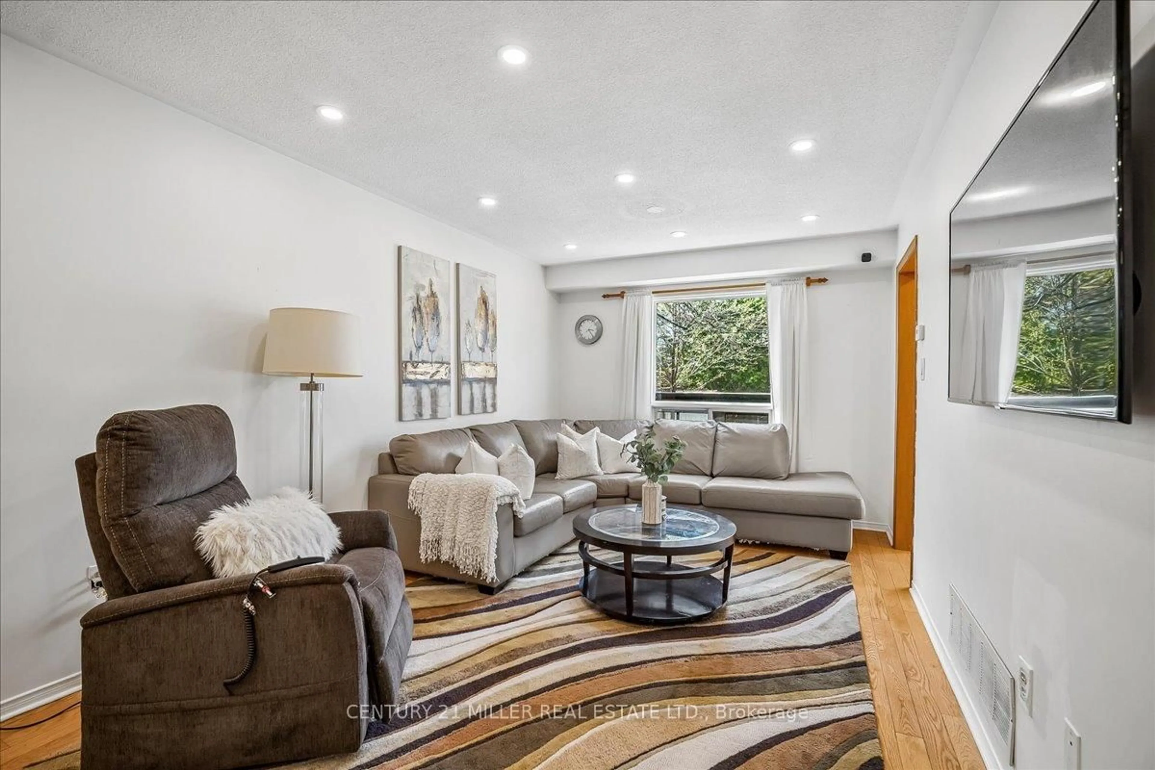 Living room with furniture, unknown for 421 Levanna Lane, Oakville Ontario L6H 6B8