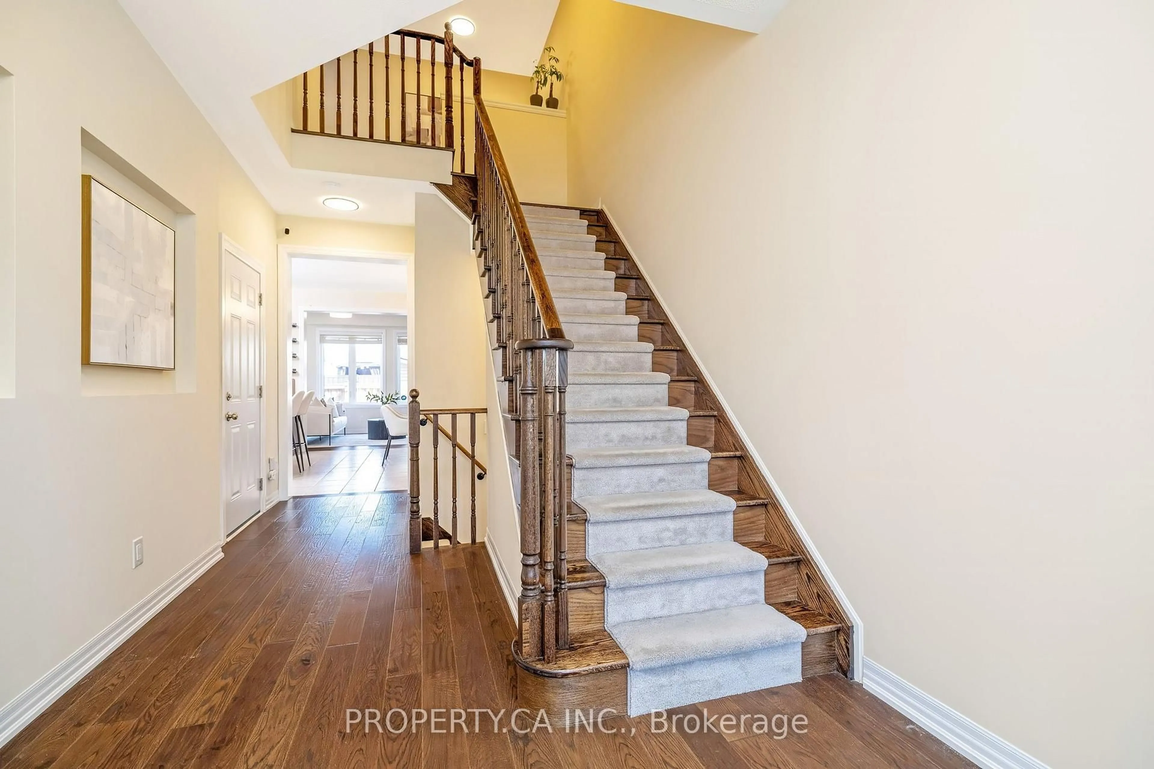 Indoor entryway for 64 Hanson Cres, Milton Ontario L9T 8L4