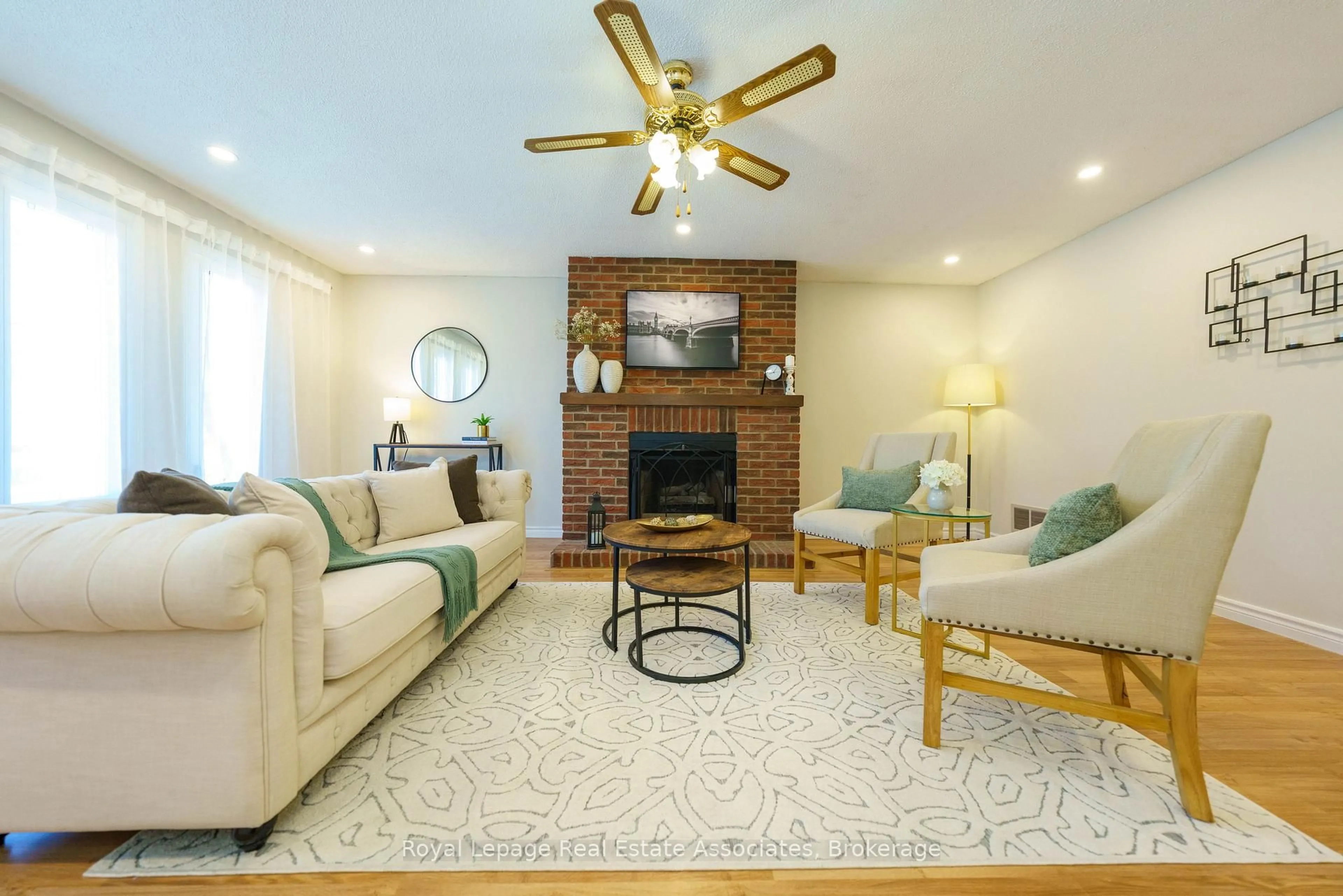 Living room with furniture, unknown for 6763 Dolmage Crt, Mississauga Ontario L5N 4V9