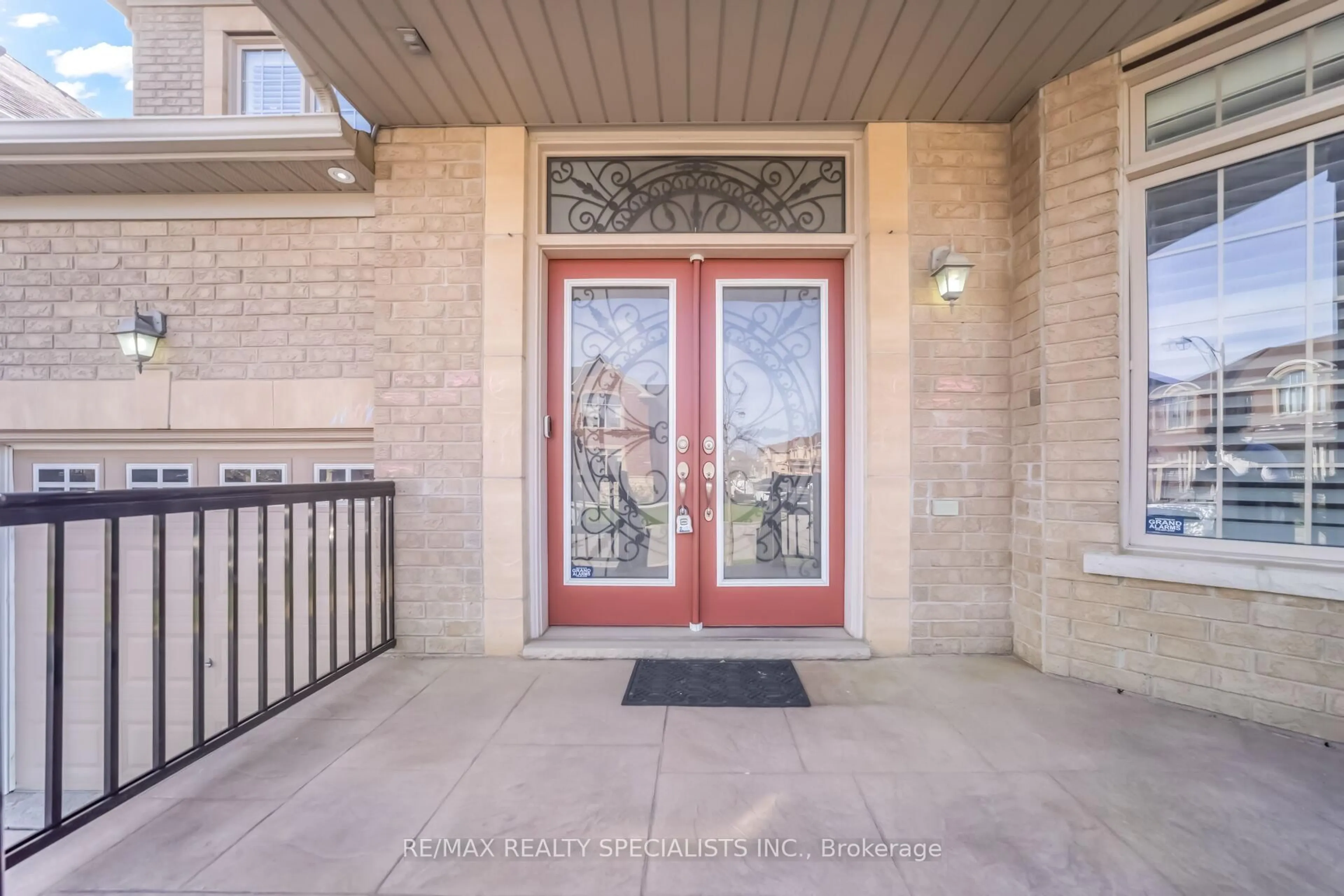 Indoor entryway for 30 Portside Cres, Brampton Ontario L6R 3P3