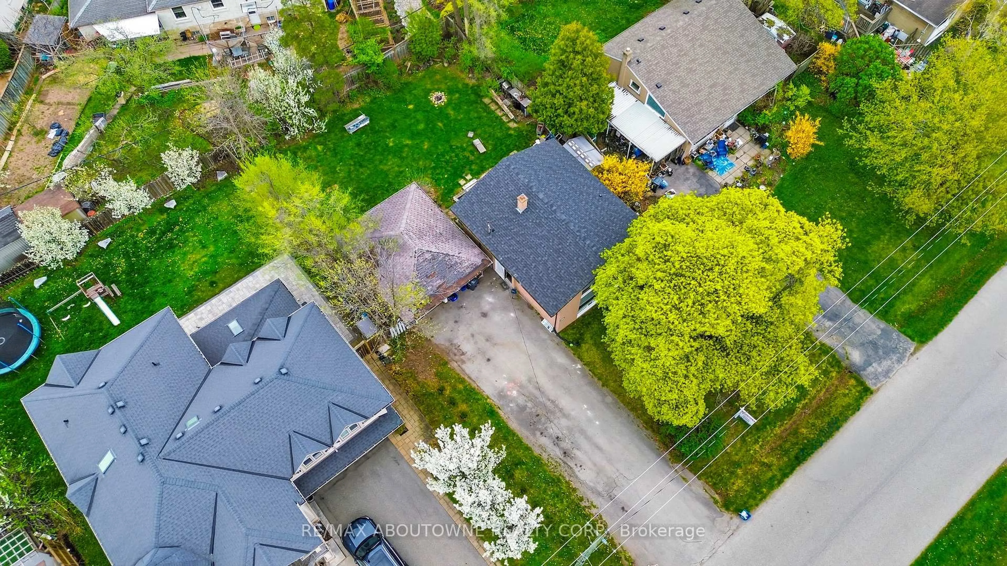 A pic from outside/outdoor area/front of a property/back of a property/a pic from drone, street for 471 Seabourne Dr, Oakville Ontario L6L 4E9